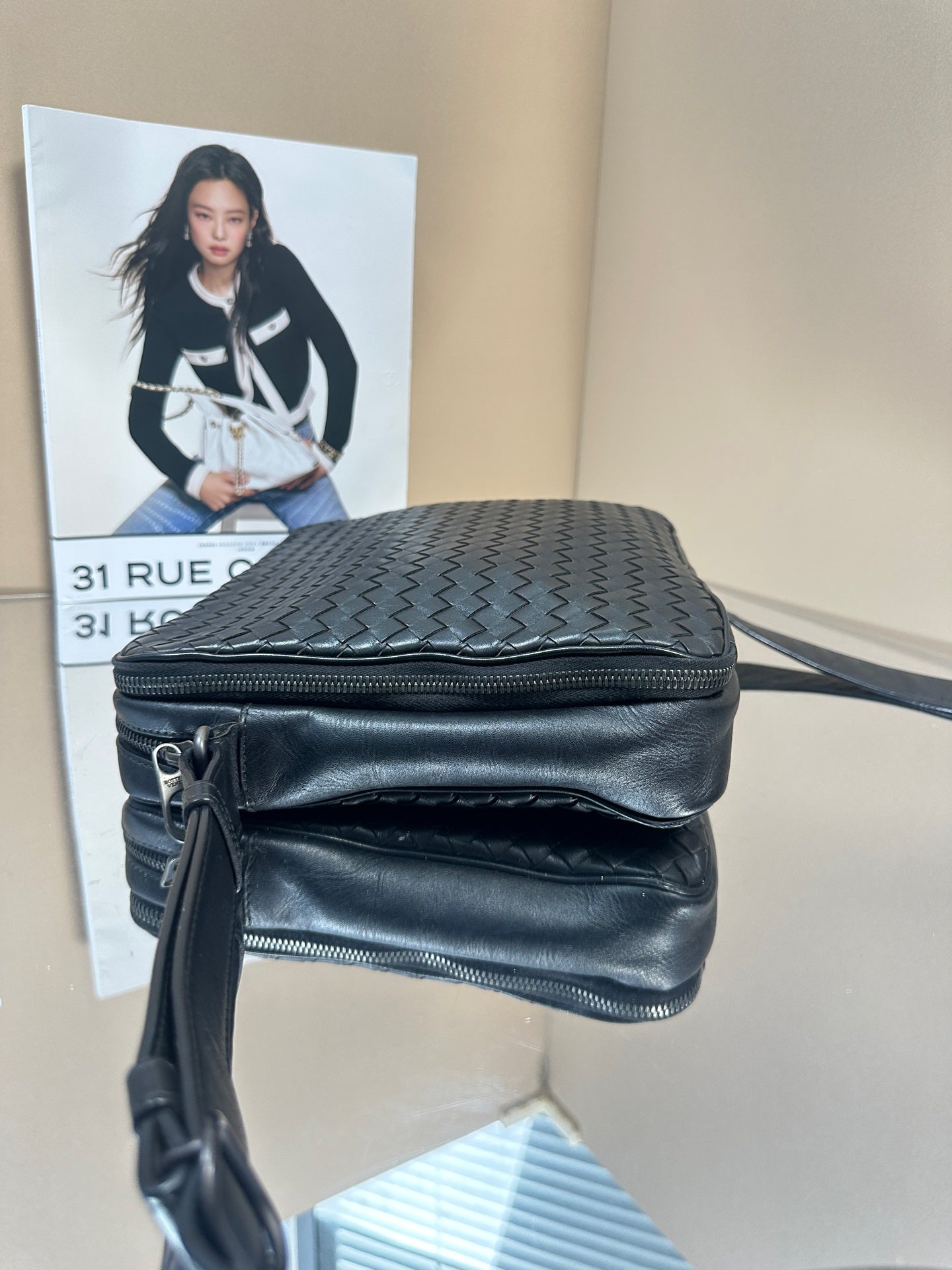 Bottega Veneta - Classic Intrecciato Messenger Bag - Leather - Black - (Medium)