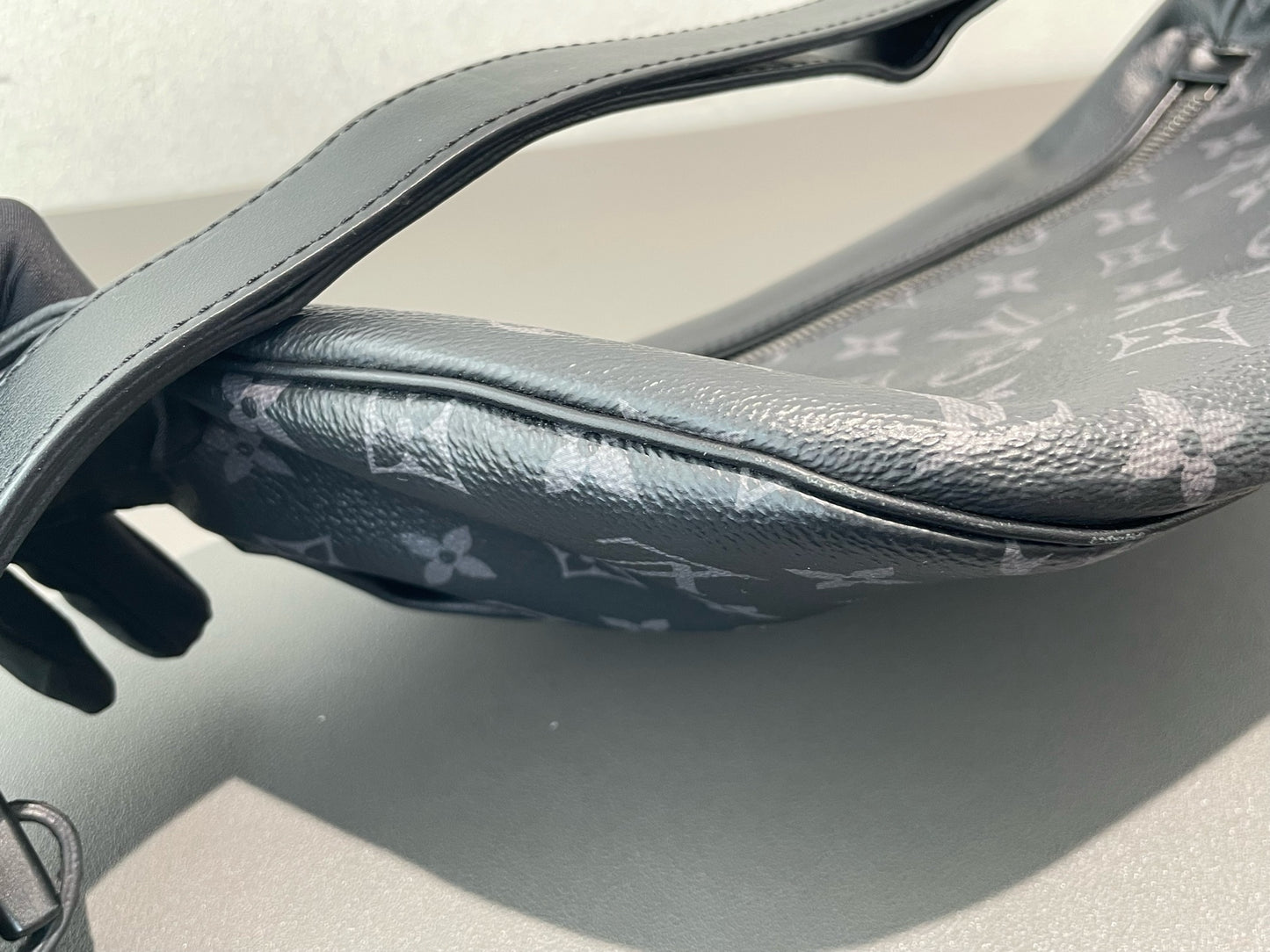 Louis Vuitton - Discovery Bum Bag - Monogram Eclipse coated canvas with leather trim - Black - (Medium)