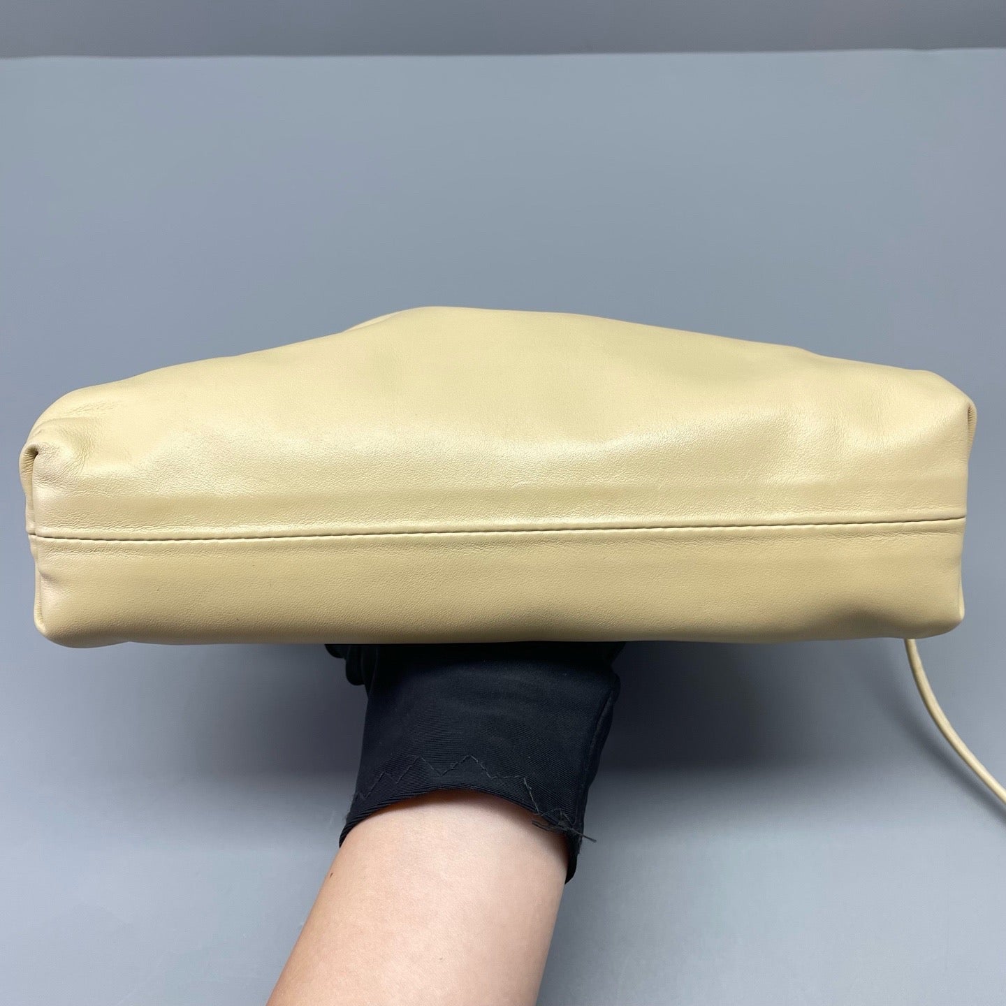 Bottega Veneta - The Pouch (Cloud Bag) - Leather - Beige - (mini)