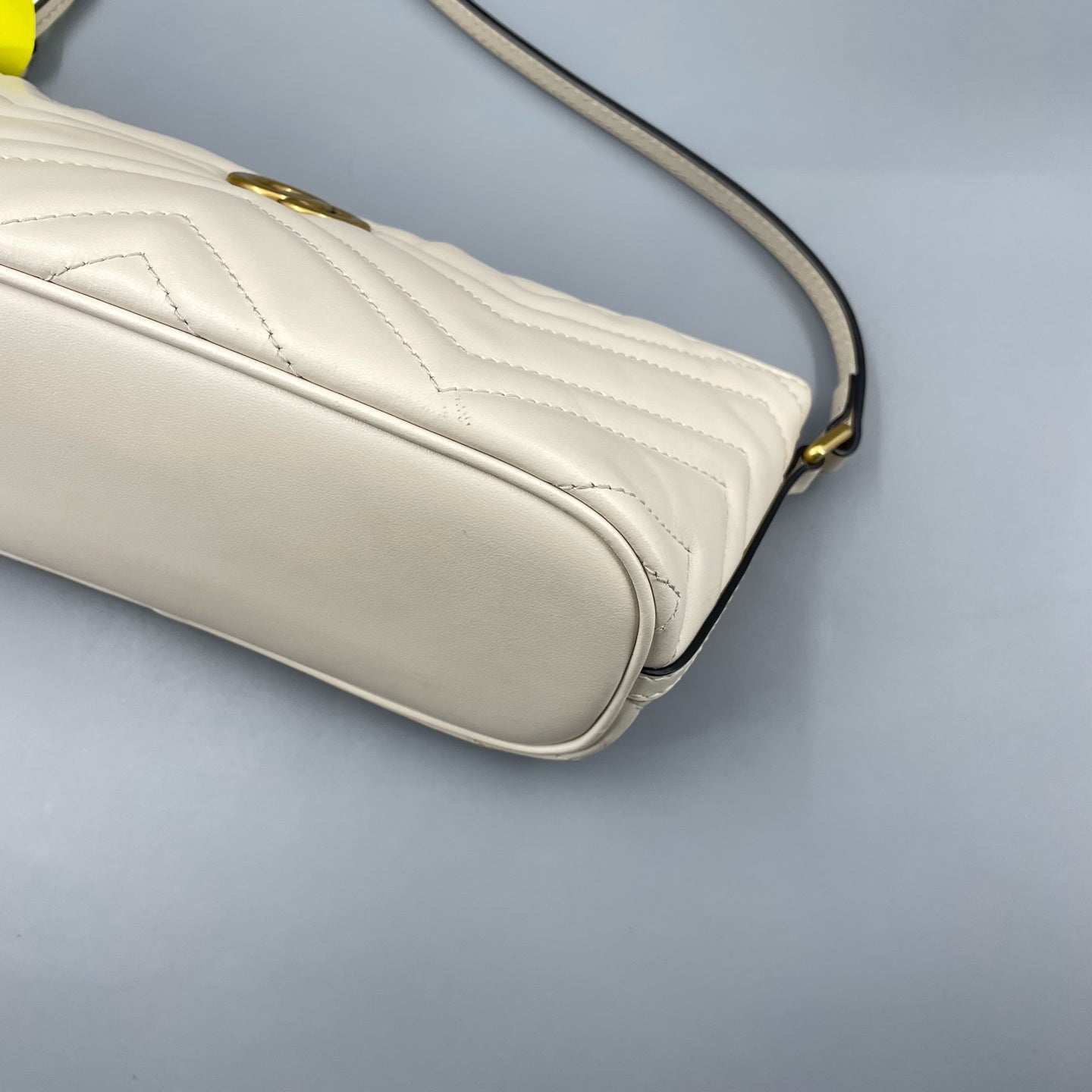 Gucci - Marmont Shoulder Bag - Matelassé leather - White with Gold-Tone Hardware - (mini)