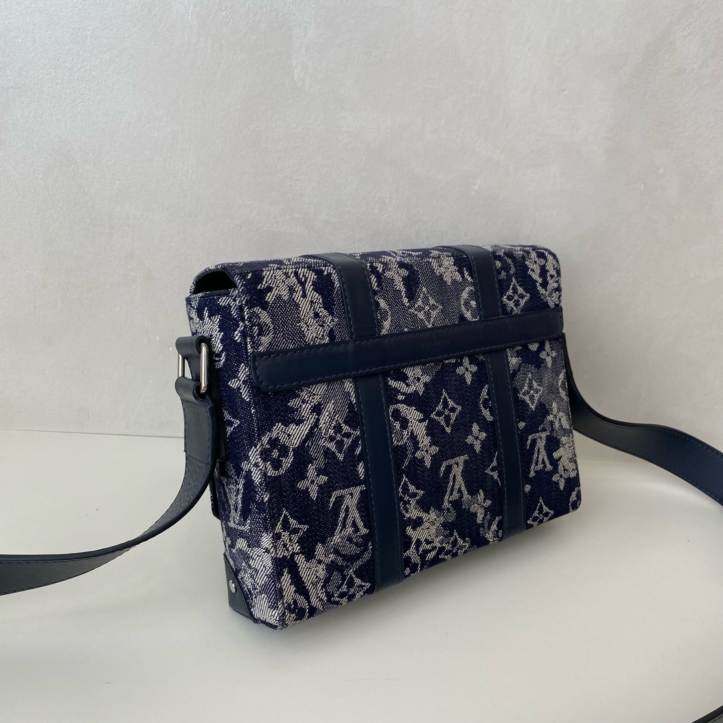 Louis Vuitton - Trunk Tapestry Messenger - Denim - Jeans with leather trim - Navy - (medium)