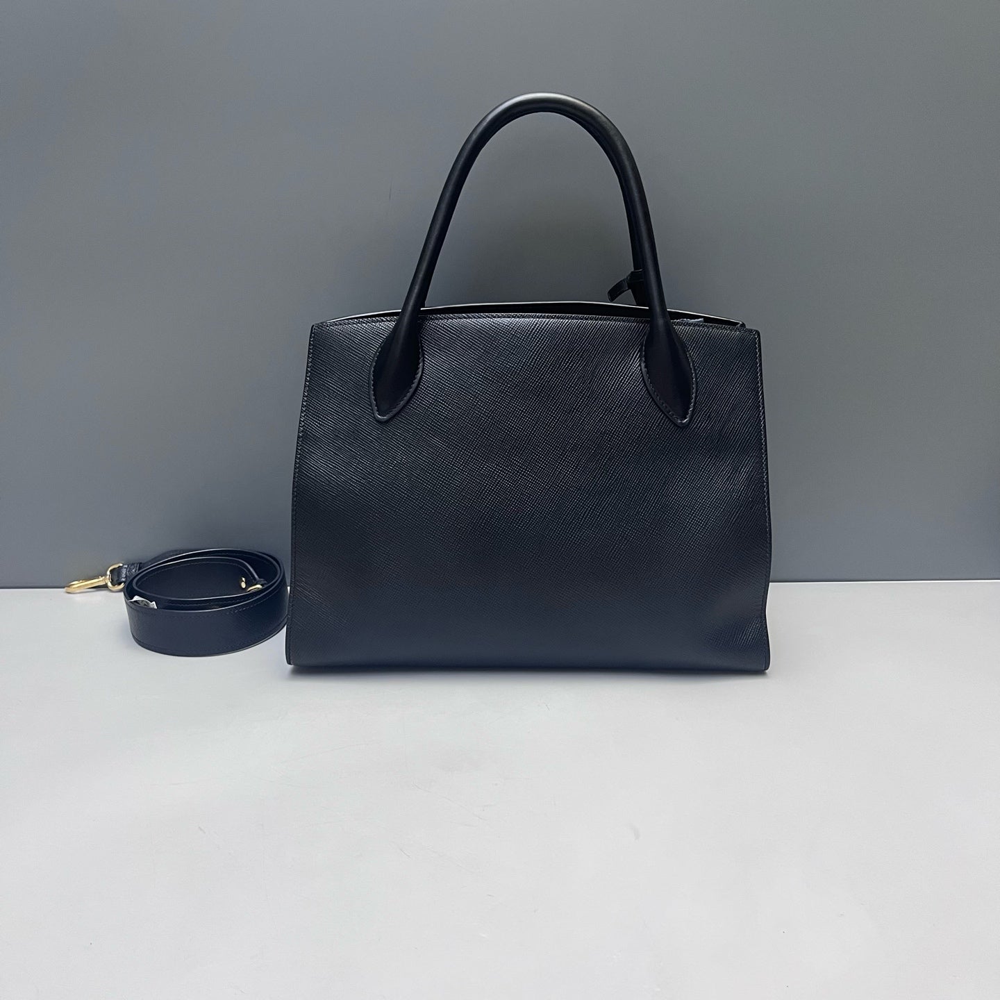 Prada - Monochrome Tote - Saffiano leather - Black - (medium)