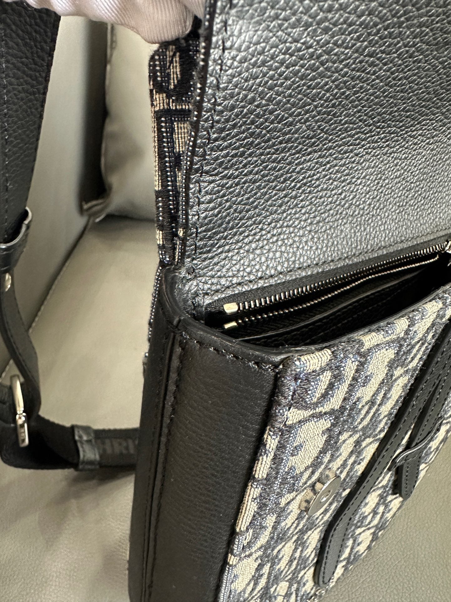 Dior - Saddle Chest Bag - Dior Oblique jacquard canvas with black grained calfskin leather trim - Beige and Grey Oblique with Black trim - (small)