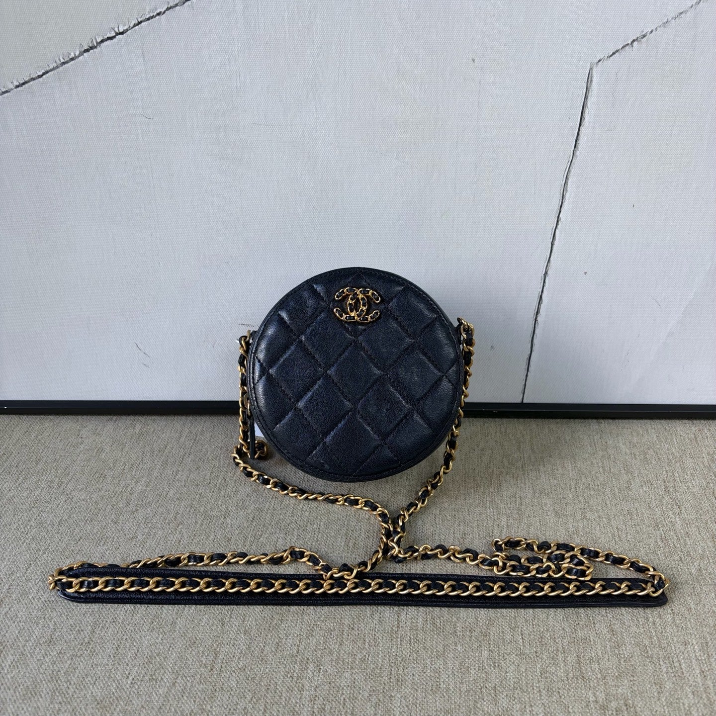 Chanel - 19 Round Mini Bag - Lambskin leather - Black - (mini)
