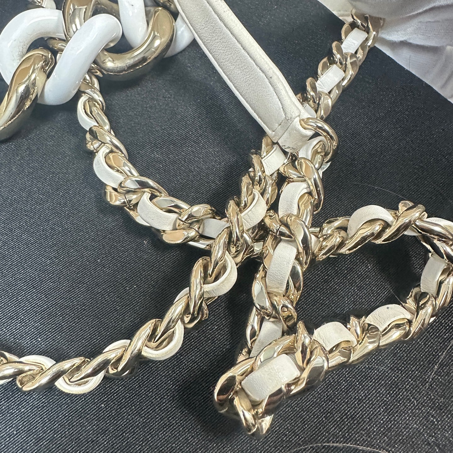 Chanel - Flap Bag with Chunky Enamel Chain - Lambskin leather - White with Gold-Tone Hardware and White Enamel - (small)
