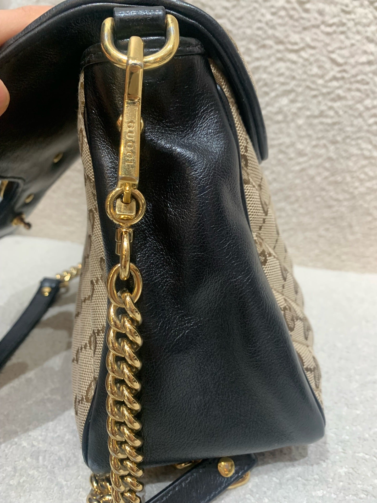 Gucci - Marmont Top Handle Messenger Bag - GG Supreme coated canvas with leather trim - Beige and Black with Gold-tone hardware - (Medium)