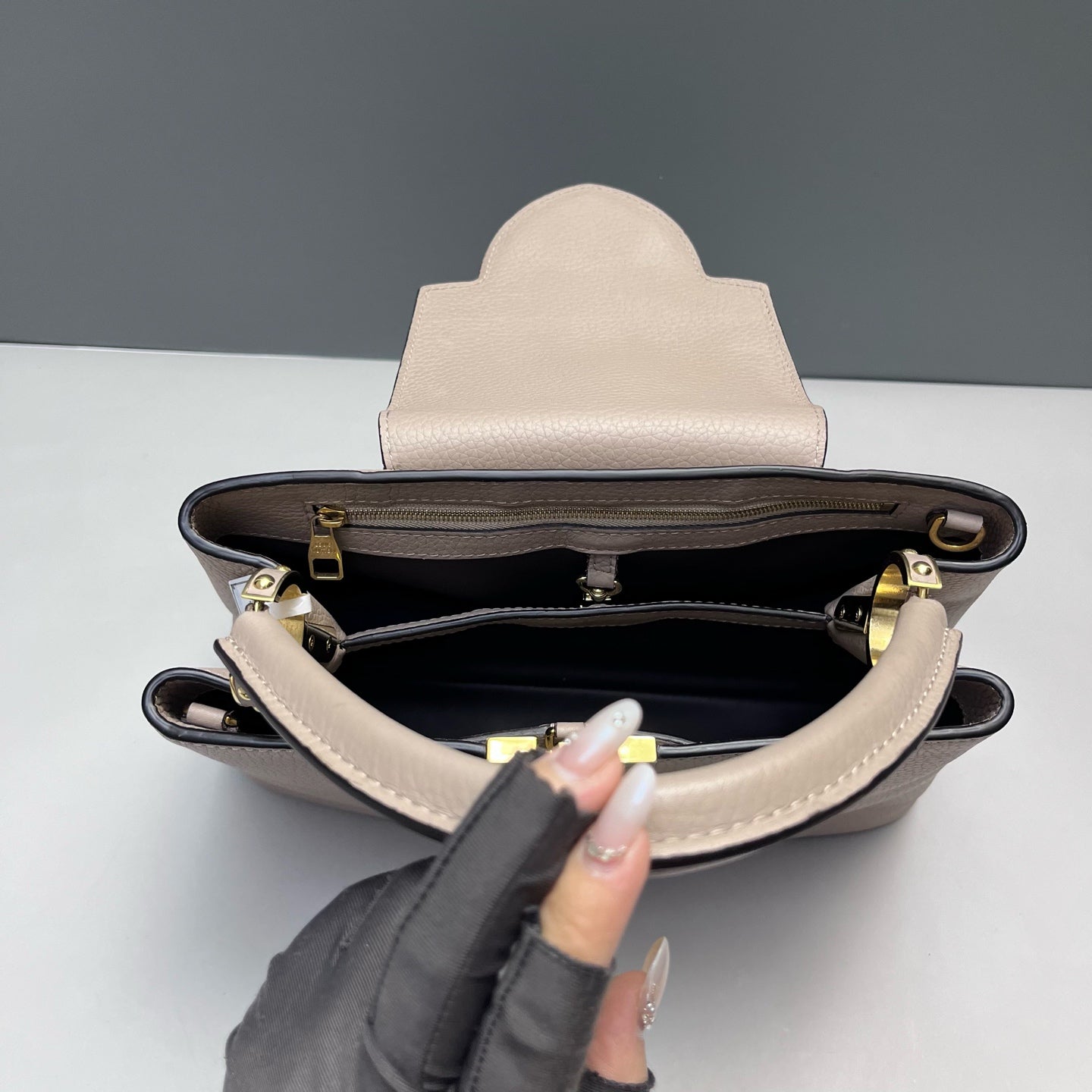 Louis Vuitton - Capucines BB - Taurillon leather - Grey - (Small)