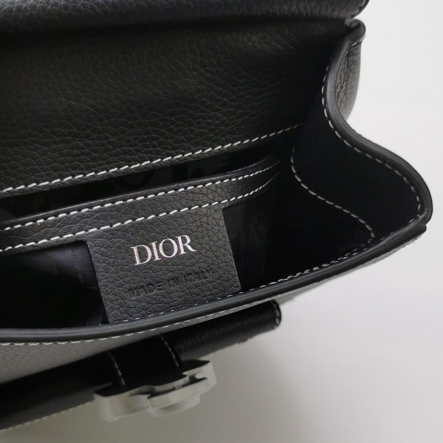 Dior - Saddle Sling Bag 1ADBO022YKK_H00N - Grained cow leather - Black - (medium)