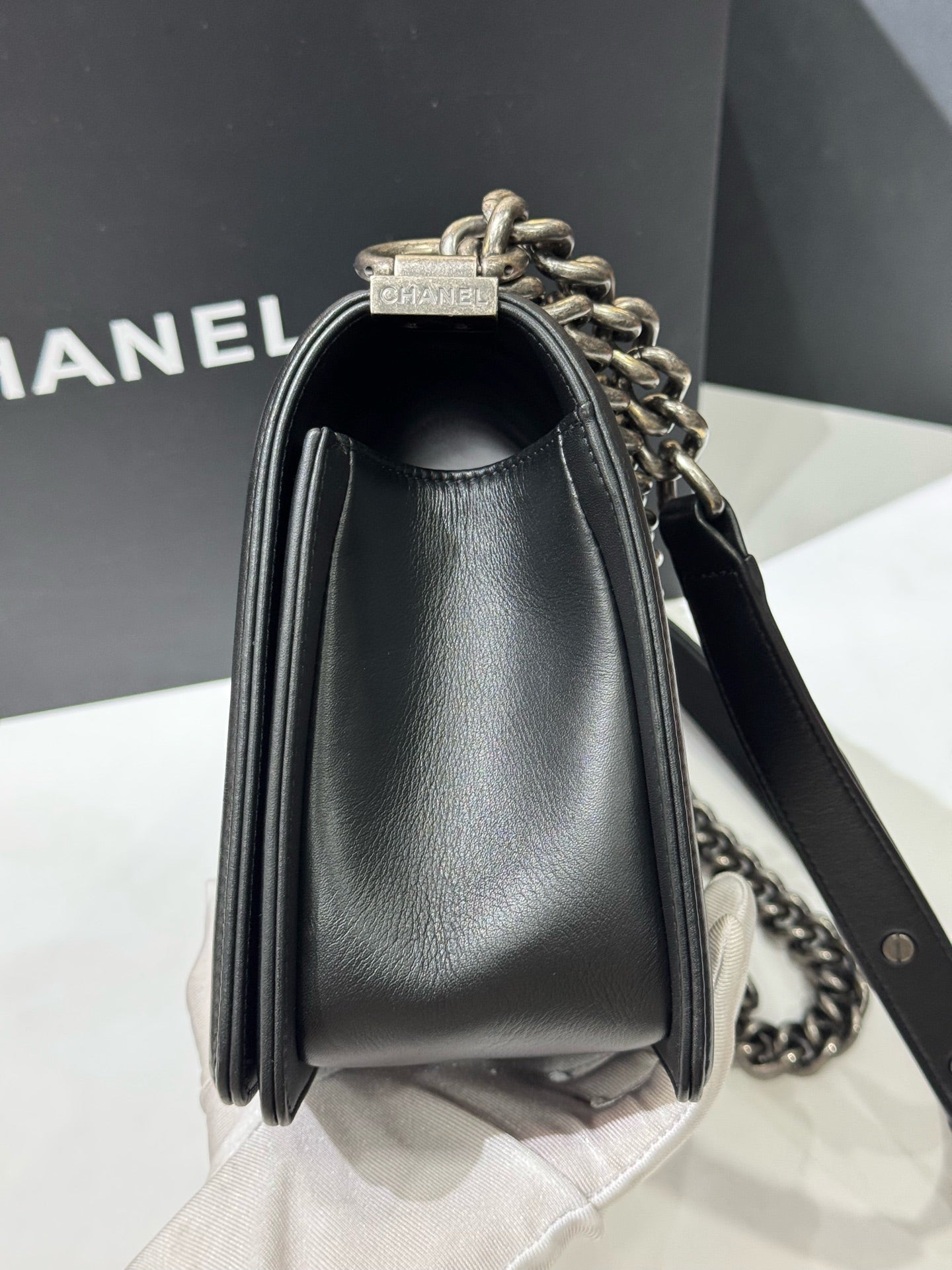 Chanel - Le Boy Medium - Grained Calfskin Leather - Black - (Medium)