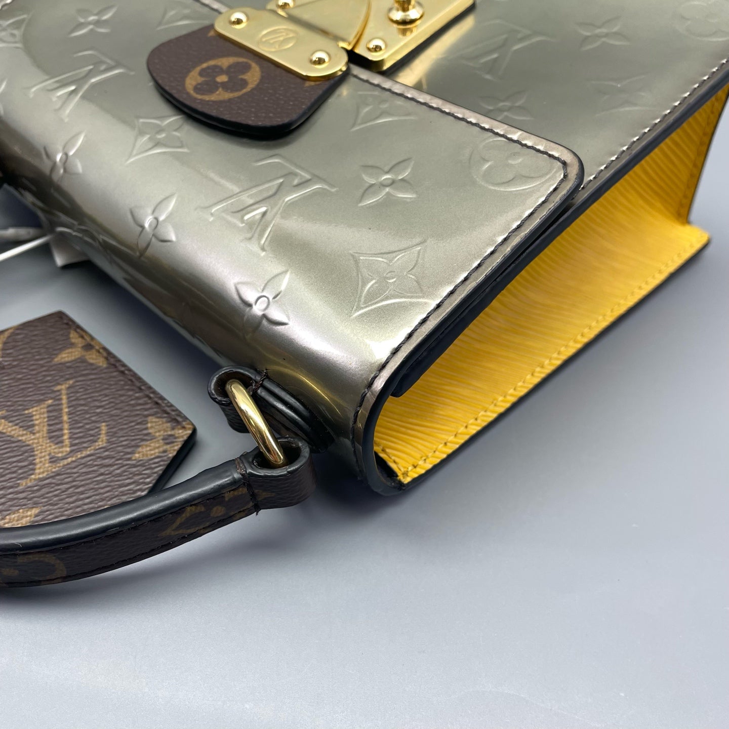 Louis Vuitton - Pochette Metis - Patent leather - Gold - (Small)