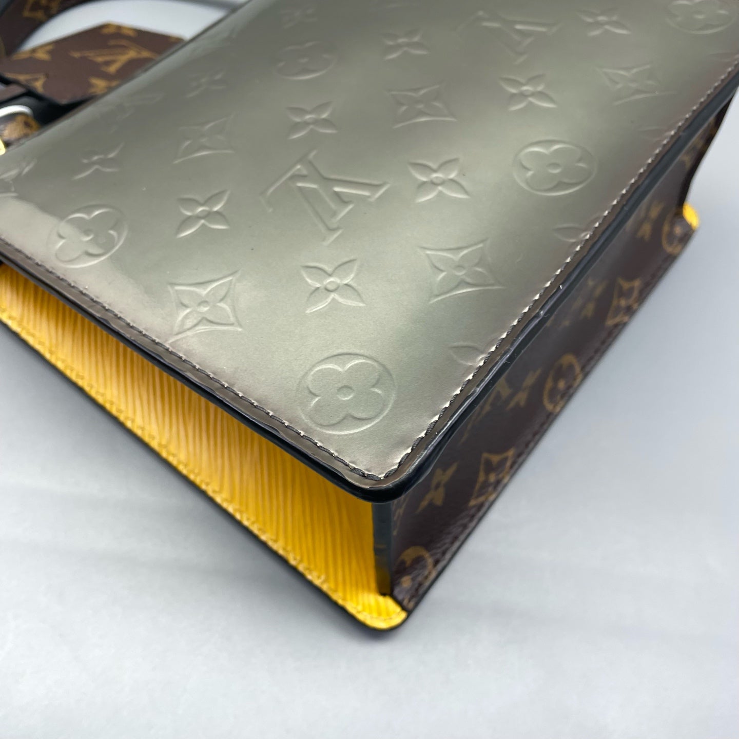 Louis Vuitton - Pochette Metis - Patent leather - Gold - (Small)