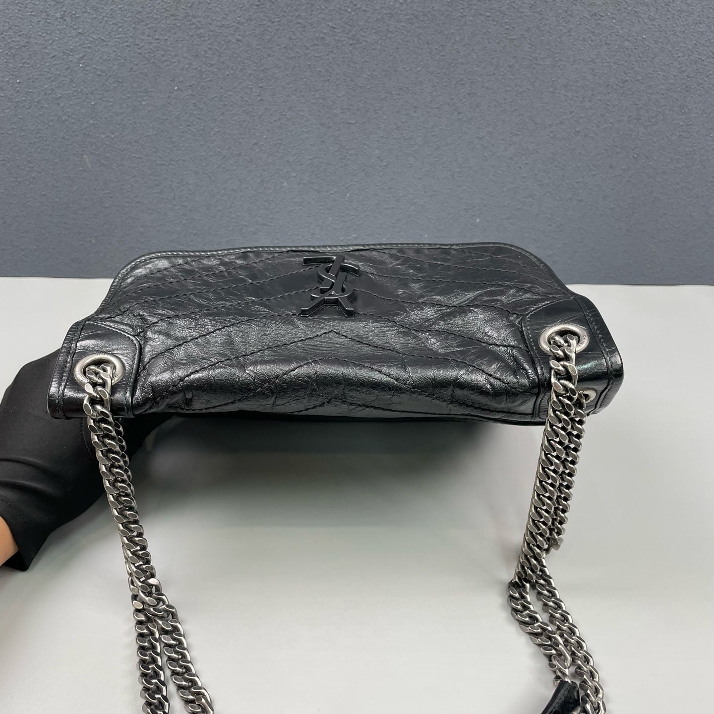 Saint Laurent - Niki Medium Chain Bag - Distressed calfskin leather - Black - (Medium)