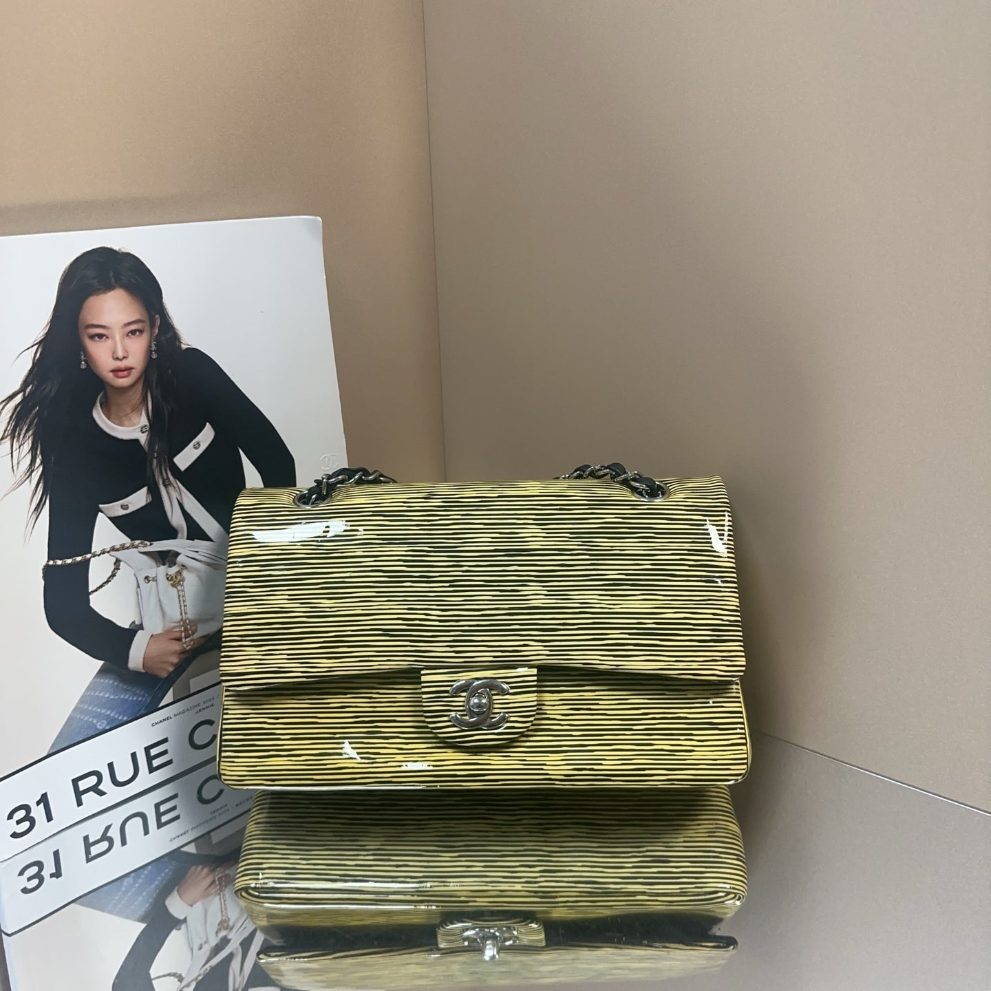 Chanel - Classic Flap Bag - Patent leather - Yellow - (medium)