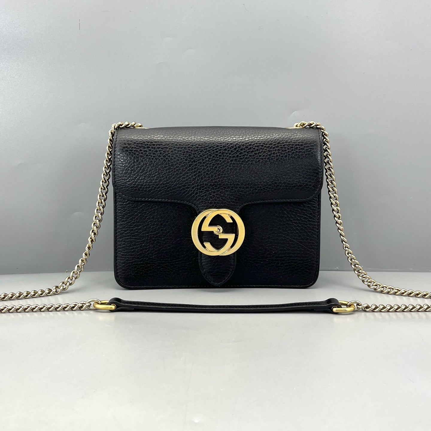 Gucci - Interlocking G Small Shoulder Bag - Grained leather - Black - (small)