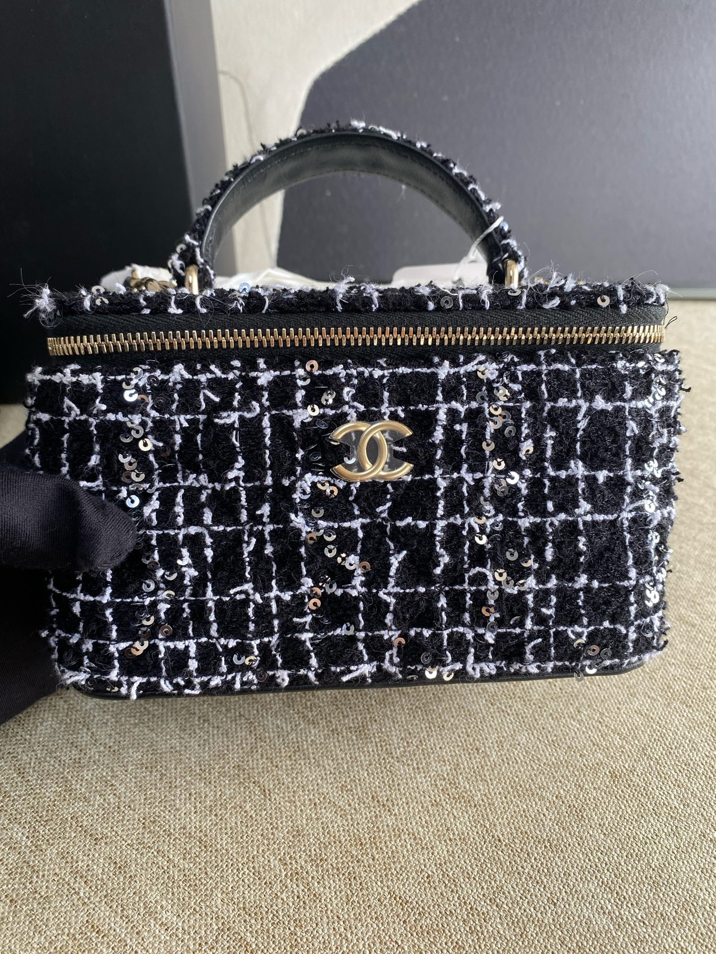 Chanel - Tweed Sequin Cosmetic Box Bag - Tweed and lambskin leather with sequins - Black and White with Gold-Tone Hardware - (mini)