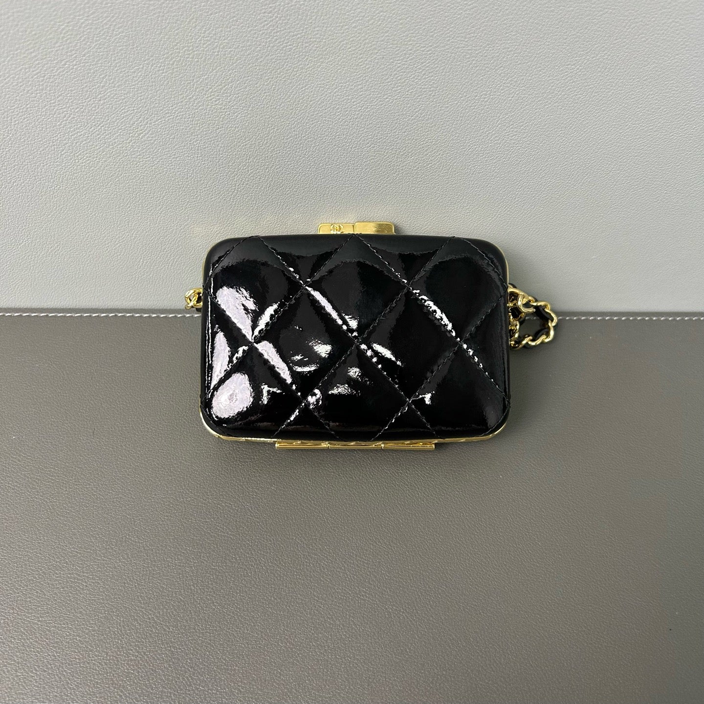 Chanel - Metiers d'Art Clasp Chain Card Holder Mini Bag - Patent leather - Black with gold-tone hardware - (mini)