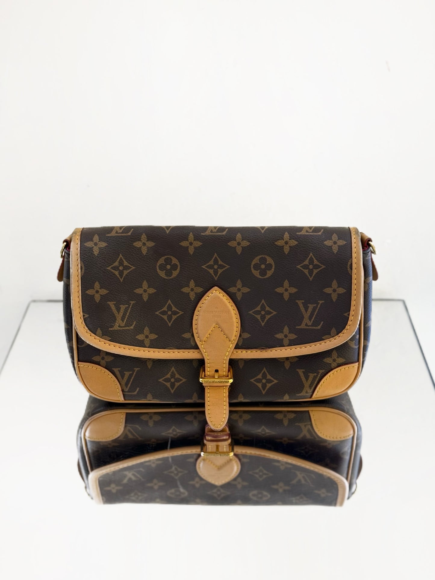 Louis Vuitton - Dione Baguette - Monogram coated canvas with Vachetta leather trim - Brown - (medium)