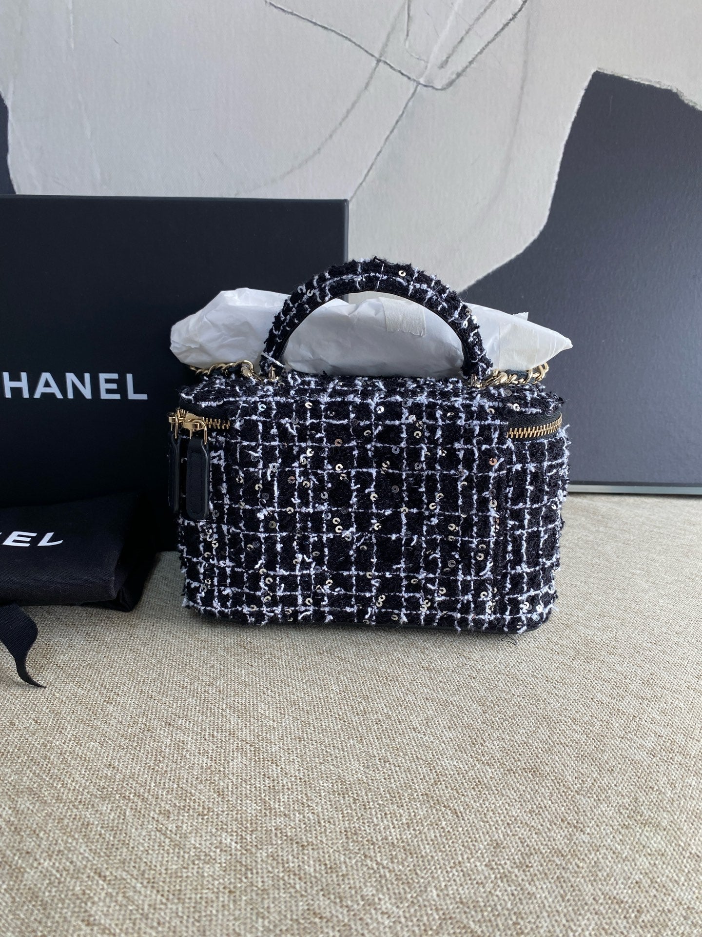 Chanel - Tweed Sequin Cosmetic Box Bag - Tweed and lambskin leather with sequins - Black and White with Gold-Tone Hardware - (mini)