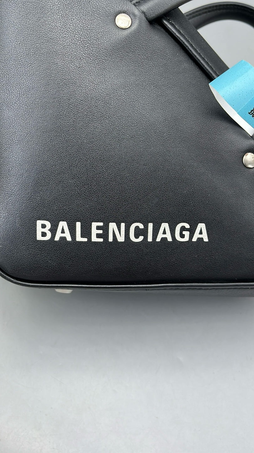 Balenciaga - Triangle Bag - Leather - Black - (medium)