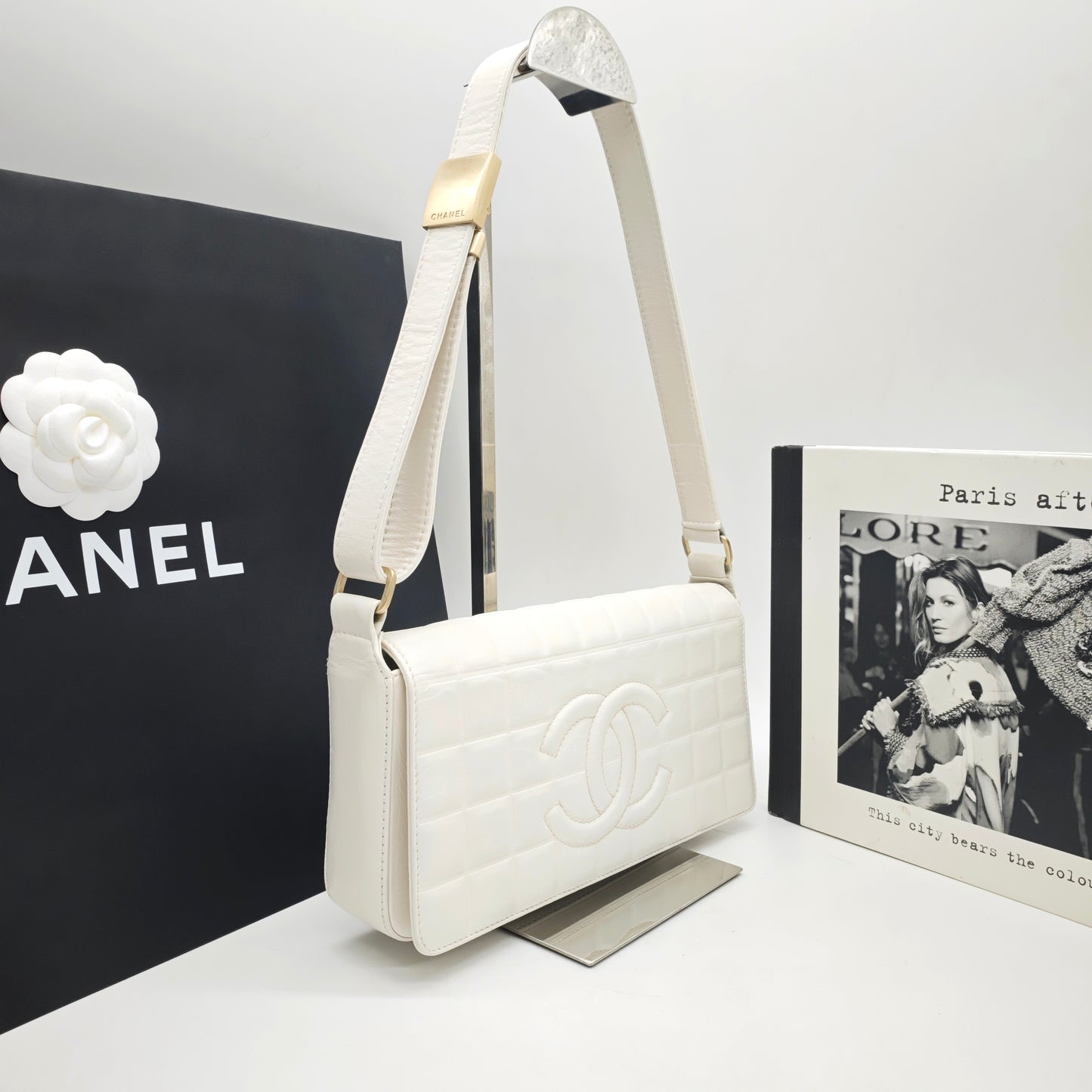 Chanel - Chocolate Bar Shoulder Bag with Large CC Logo - Leather - Beige - (small)