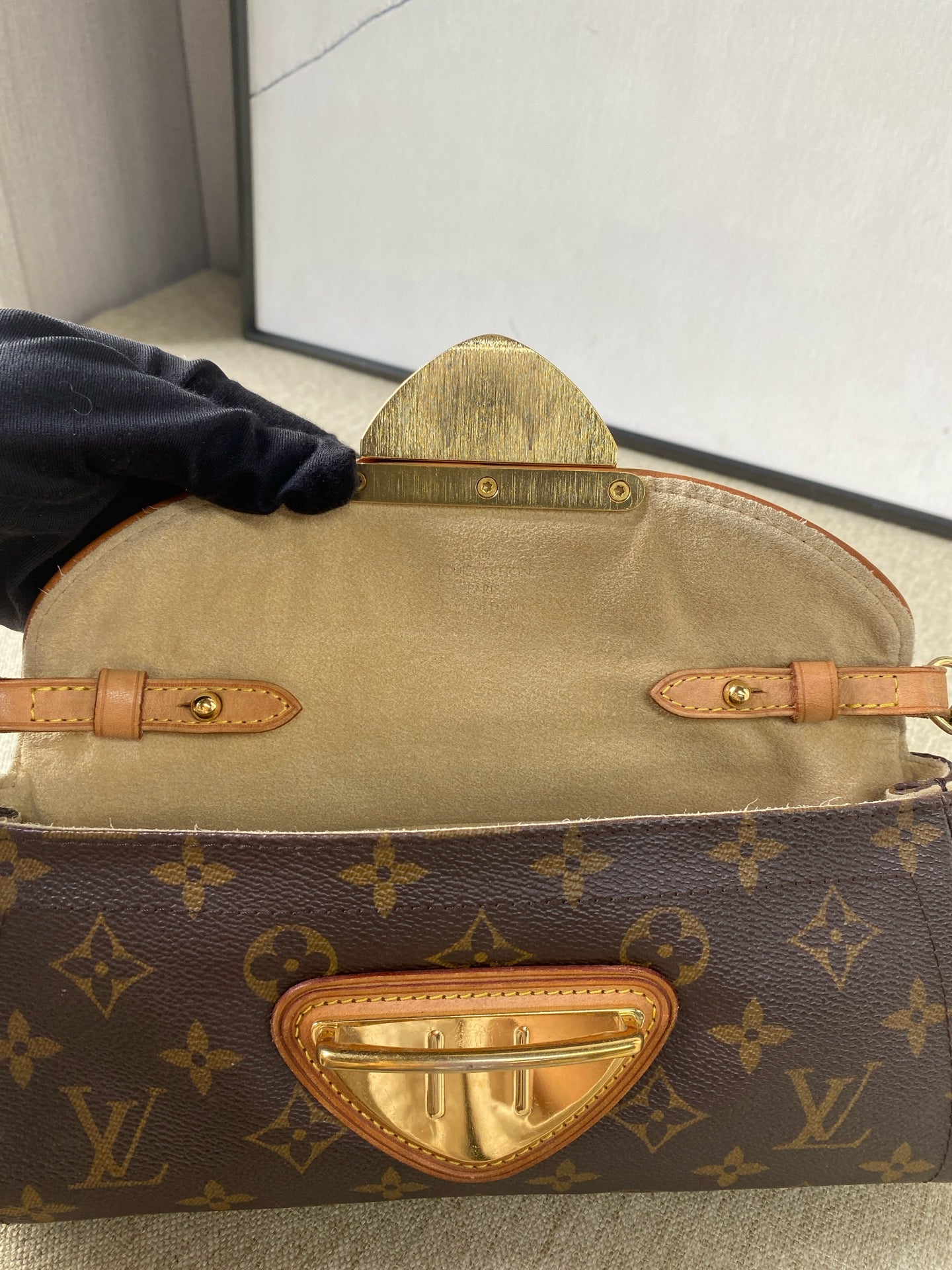 Louis Vuitton - Beverly Manhattan - Monogram coated canvas with Vachetta leather trim and gold-tone hardware - Brown - (Small)
