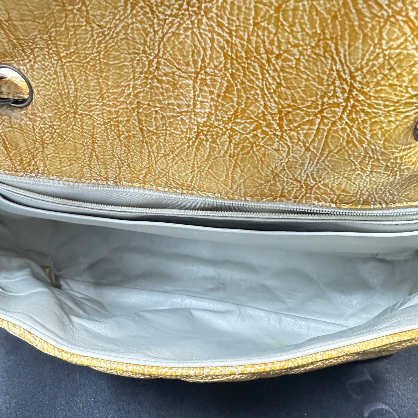 Chanel - Classic Flap Jumbo Single Flap - Distressed patent leather - Amber Yellow - (Large)