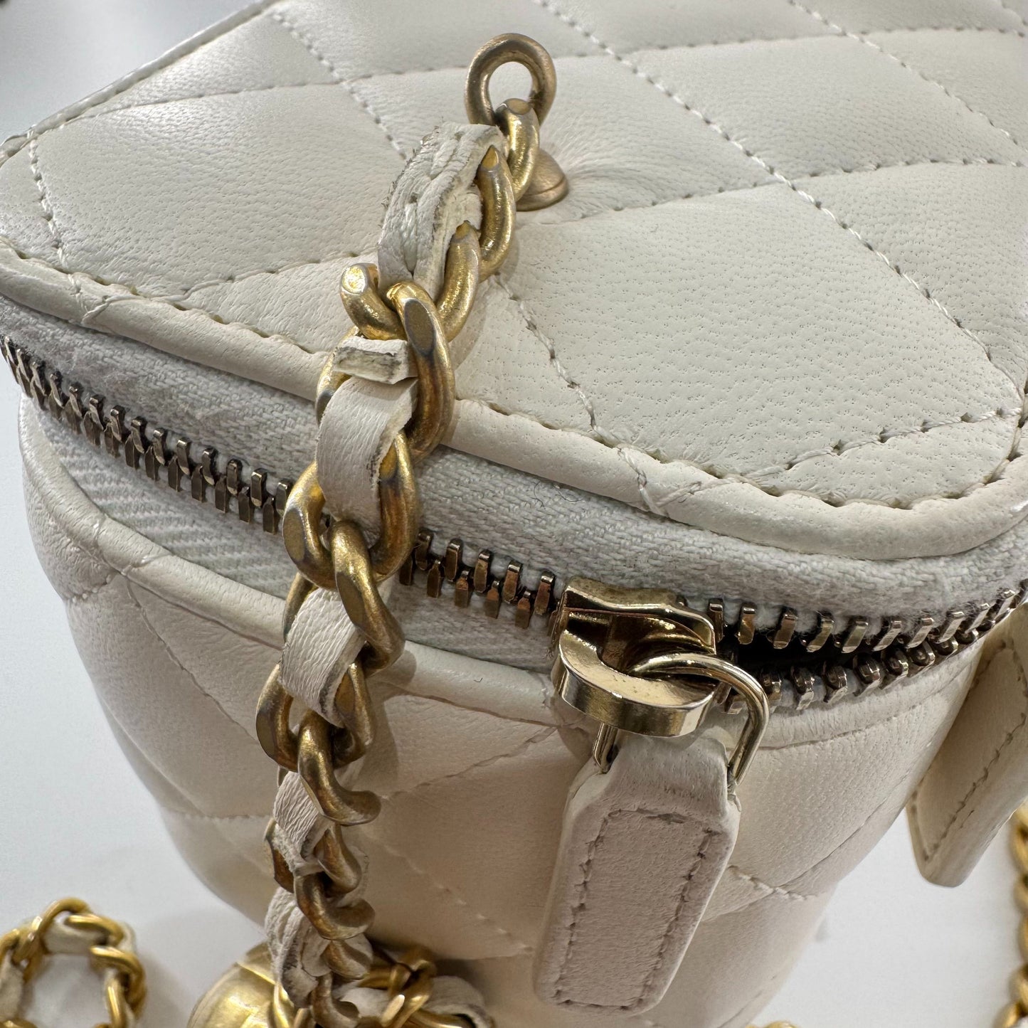 Chanel - Mini Vanity Case with Gold Ball - Lambskin leather - White - (mini)