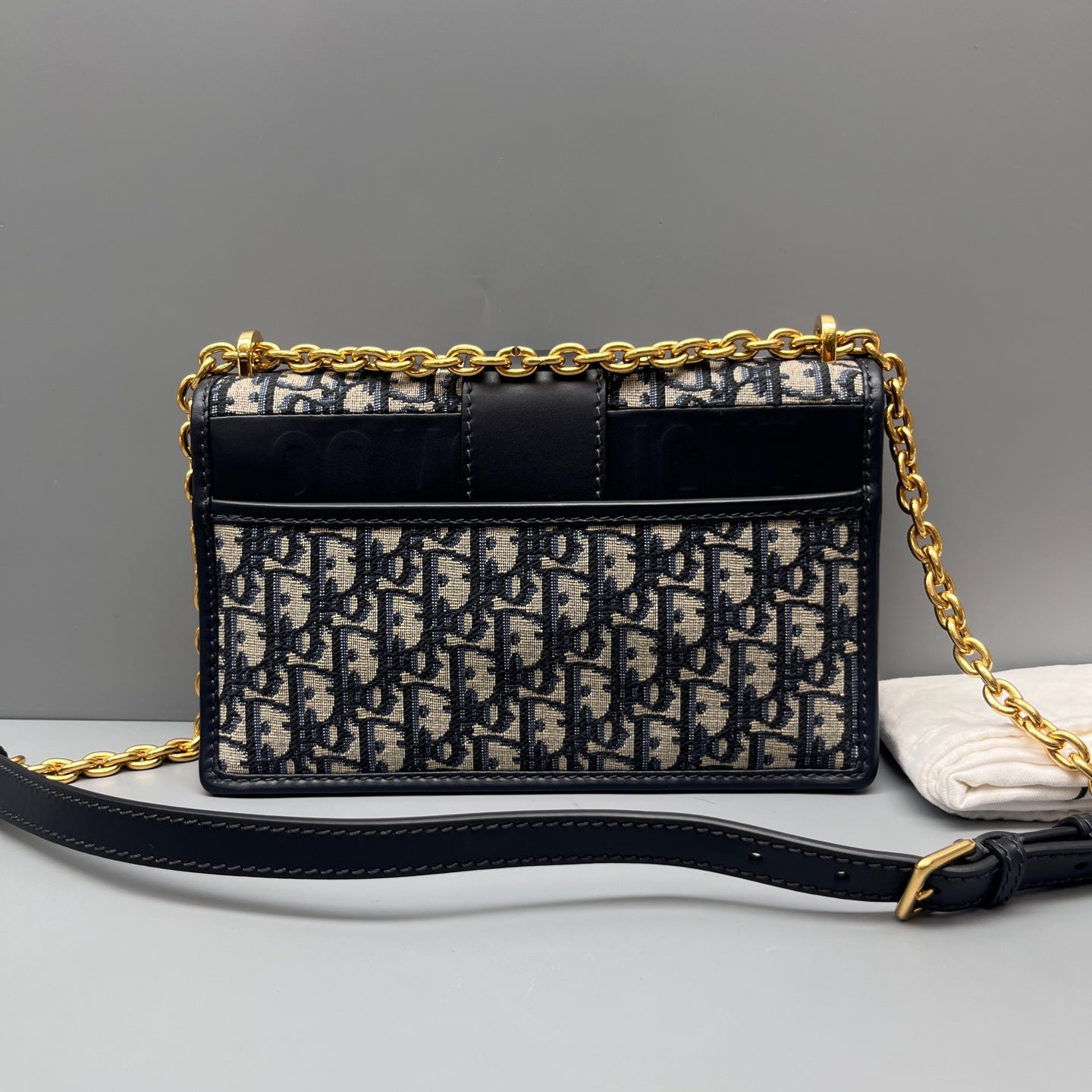 Dior - Montaigne Chain Bag - Dior Oblique jacquard canvas with calfskin leather trim - Multicolour (Beige, Dark Blue) with gold-tone hardware - (Medium)