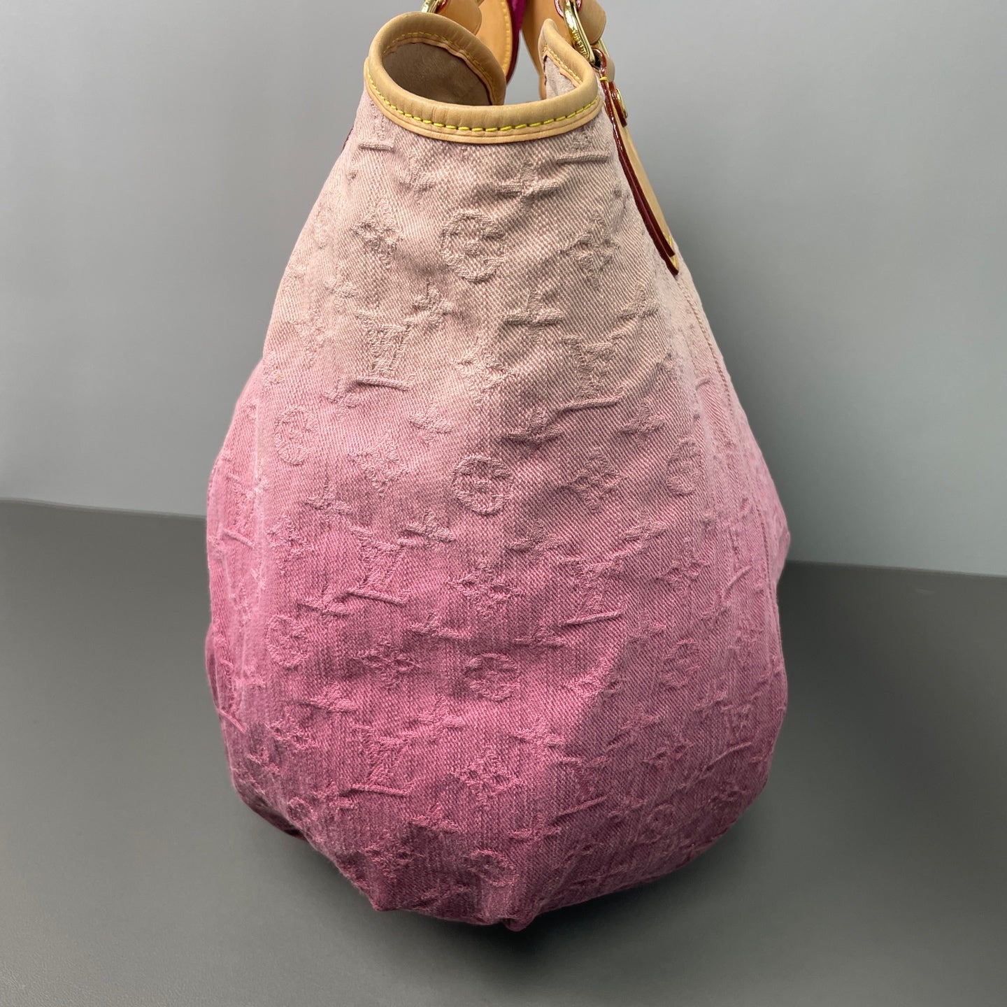Louis Vuitton - Gradient Denim Hobo - Denim with Vachetta leather trim - Pink - (Large)
