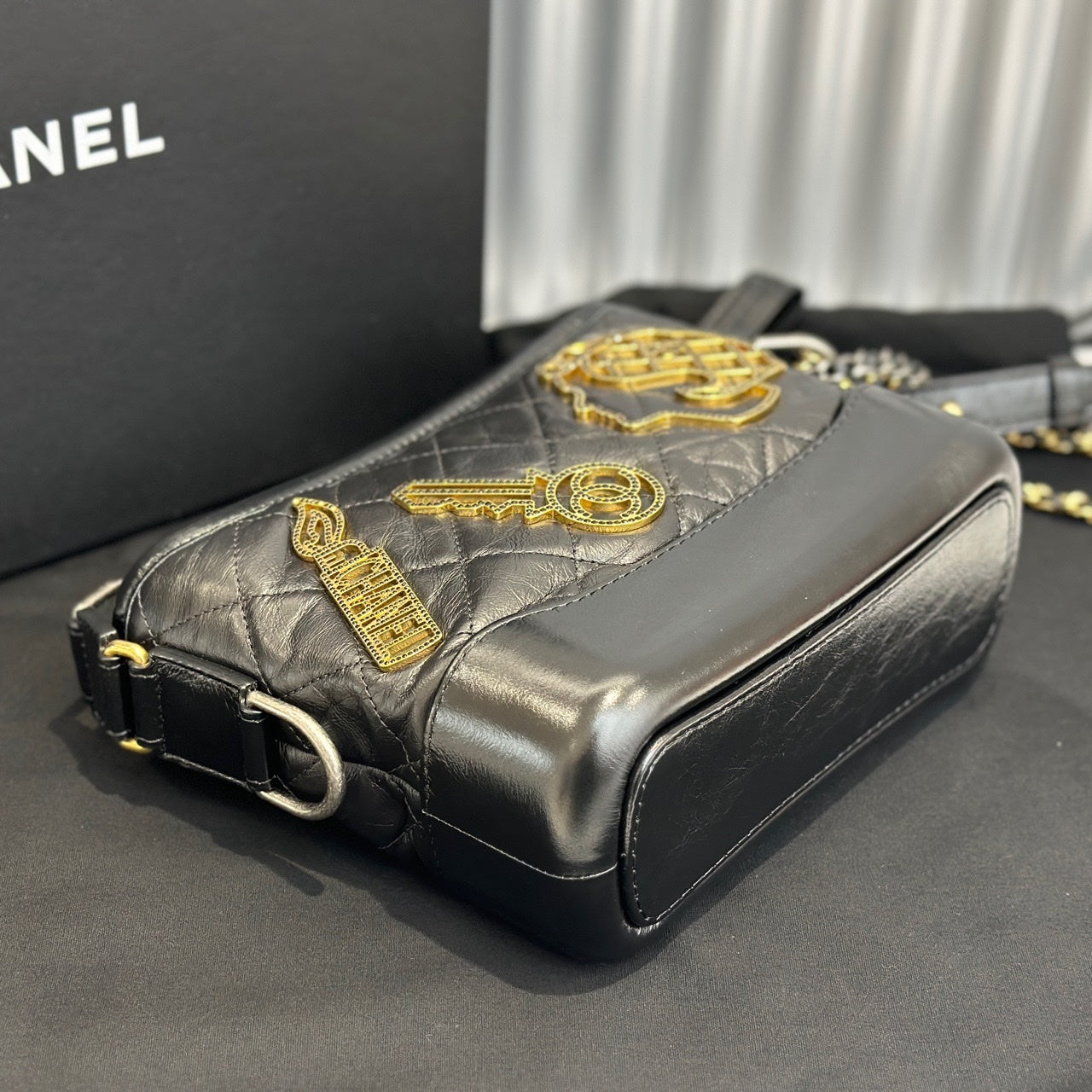 Chanel - Gabrielle Hobo Bag Paris Cosmopolite Small - Aged calfskin leather - Black - (Small)