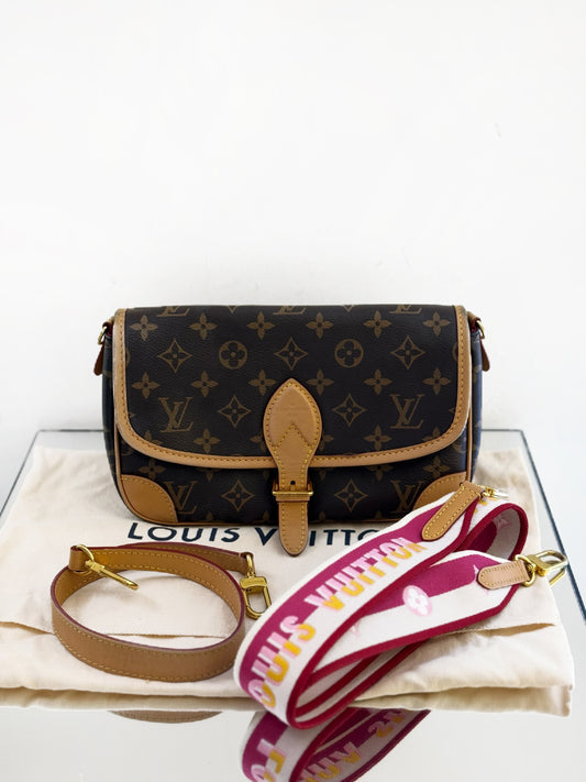 Louis Vuitton - Dione Baguette - Monogram coated canvas with Vachetta leather trim - Brown - (medium)