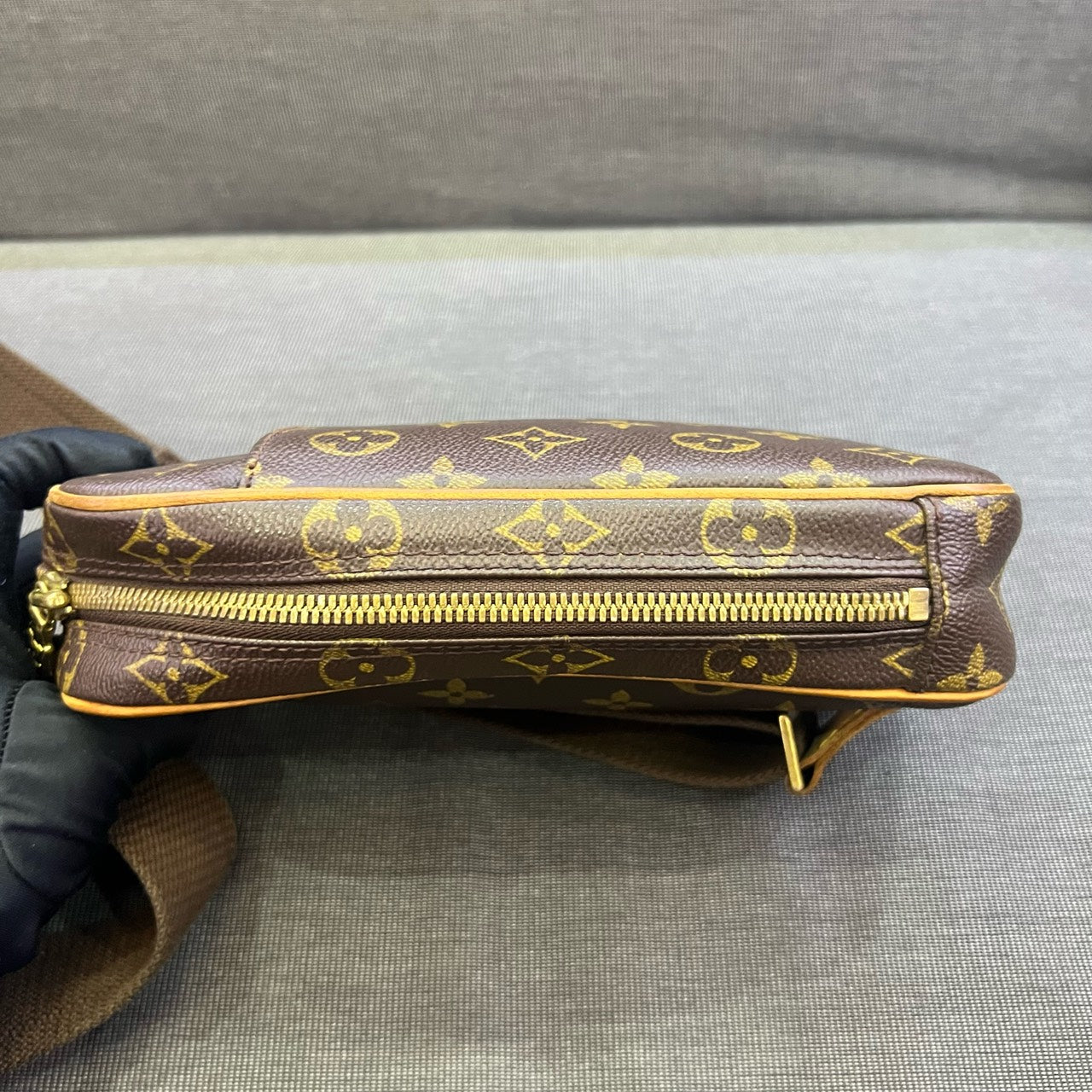 Louis Vuitton - Monogram Oval Sling Bag - Monogram Canvas with Vachetta leather trim - Brown - (small)
