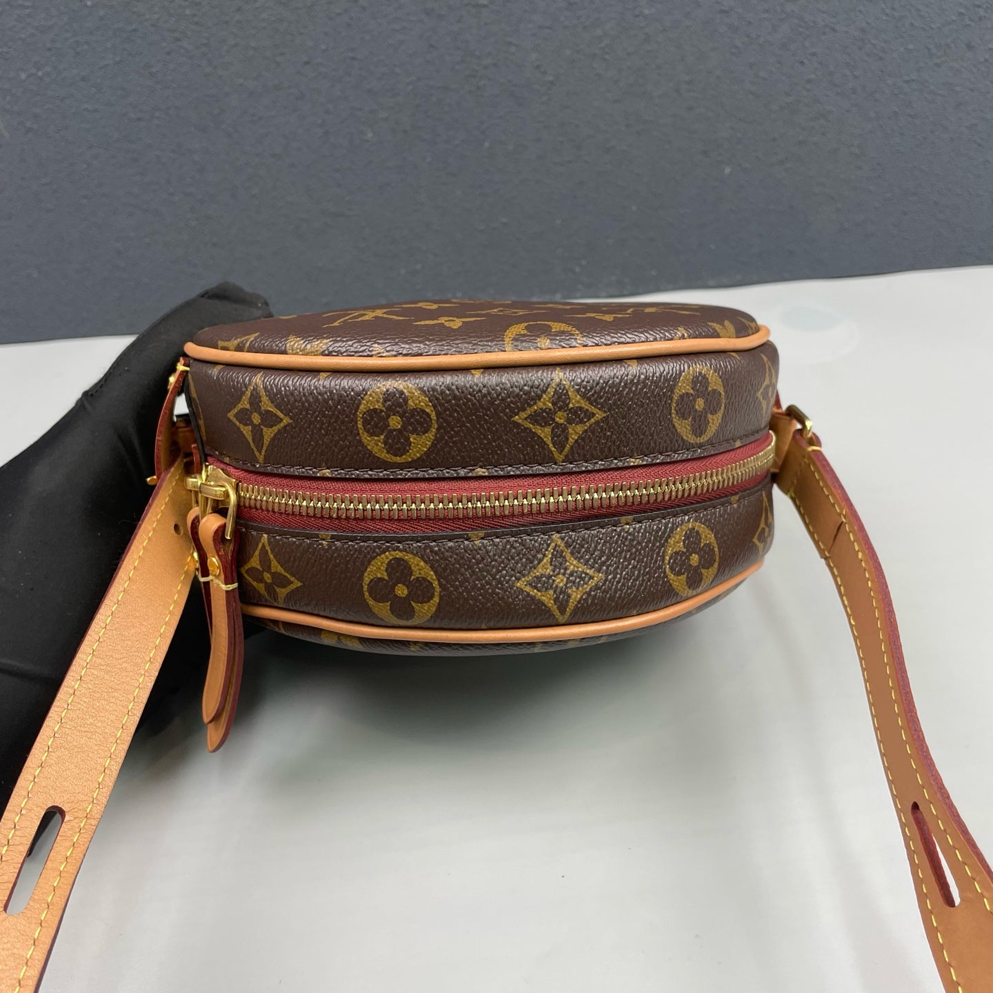 Louis Vuitton - Boîte Chapeau Souple PM - Monogram coated canvas with natural cowhide leather trim - Brown Monogram with natural Vachetta leather and red accents - (Mini)