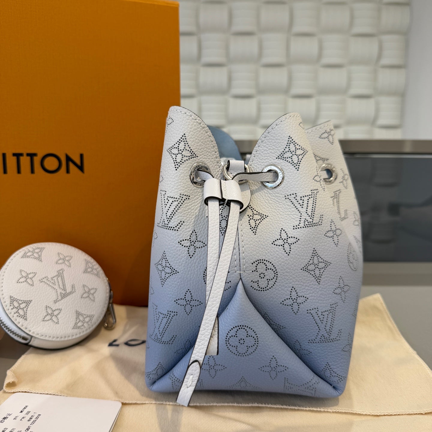 Louis Vuitton - Bella Bucket Bag - Perforated Mahina leather - Gradient White to Blue - (medium)