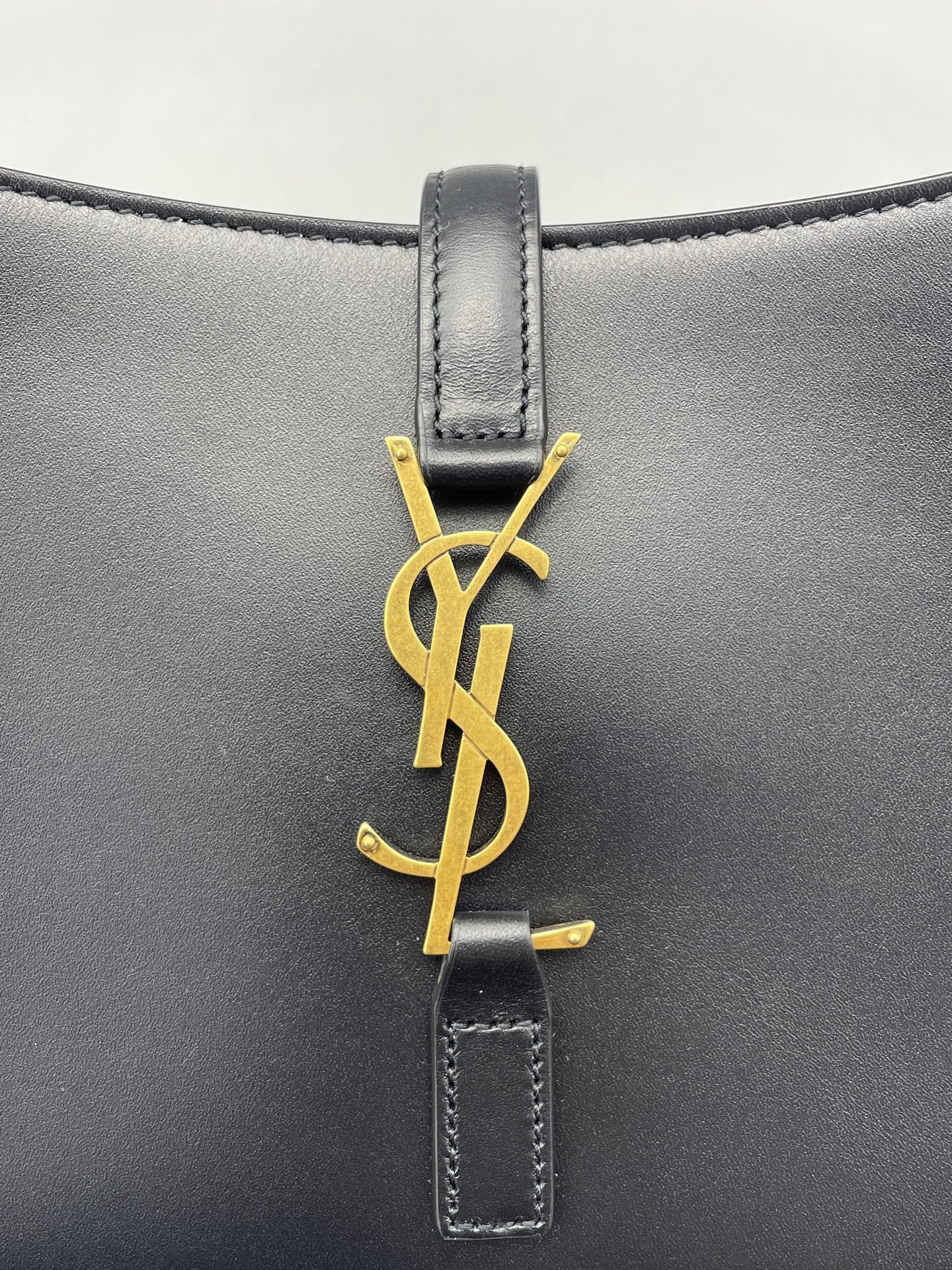 Saint Laurent - Hobo Shoulder Bag - Leather - Black - (Medium)