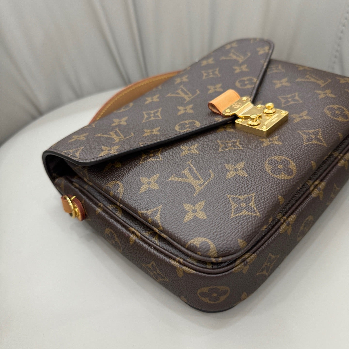 Louis Vuitton - Pochette Metis - Monogram coated canvas with natural cowhide leather trim - Brown - (medium)