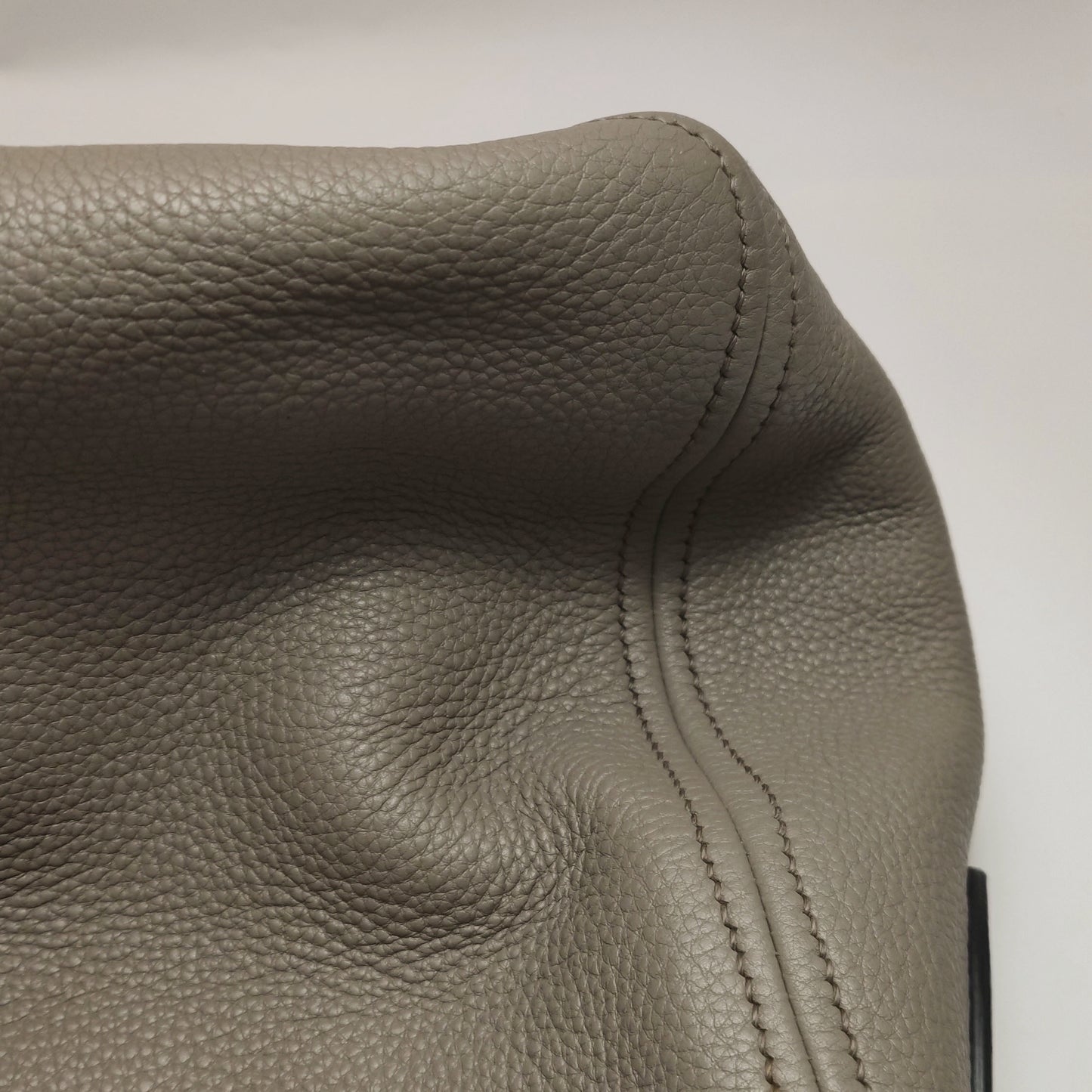 Prada - Vitello Daino Top Handle Bag - Pebbled cowhide leather - Grey - (Large)