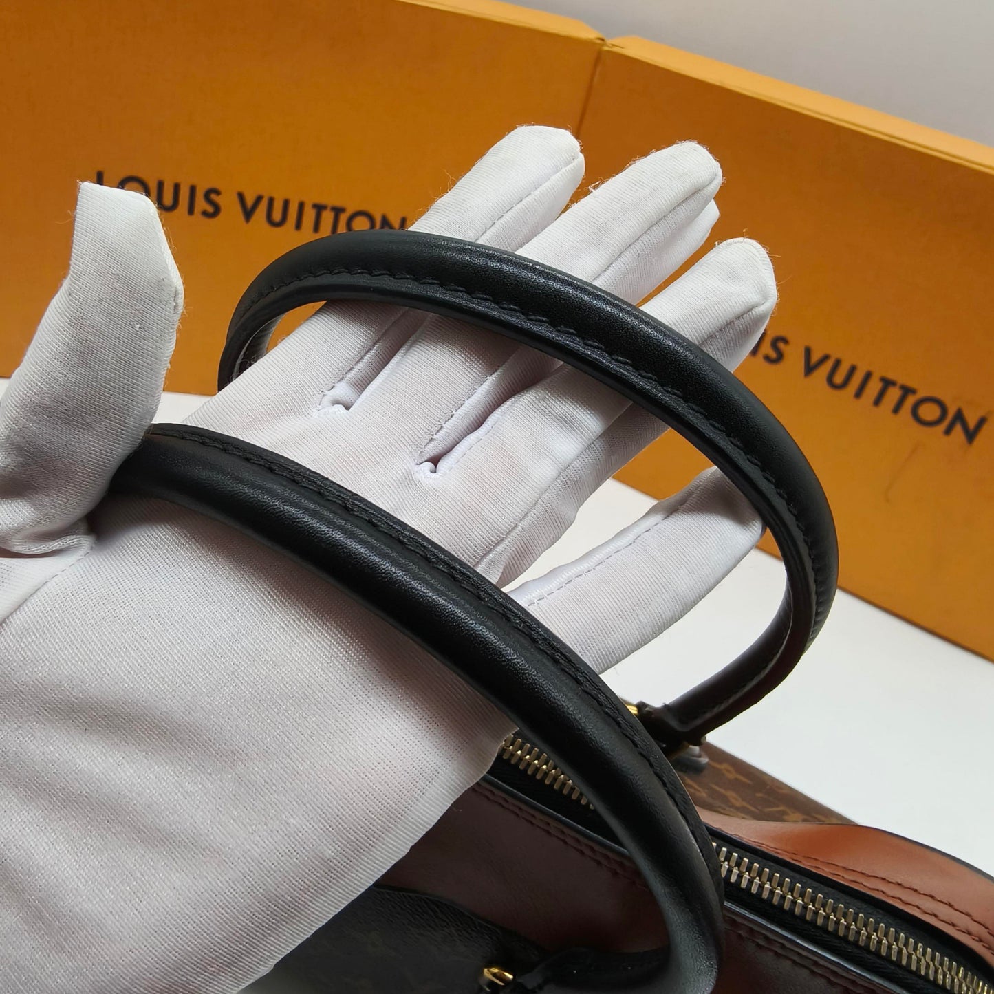 Louis Vuitton - Tuileries Besace - Monogram coated canvas with leather trim - Multicolour - (medium)