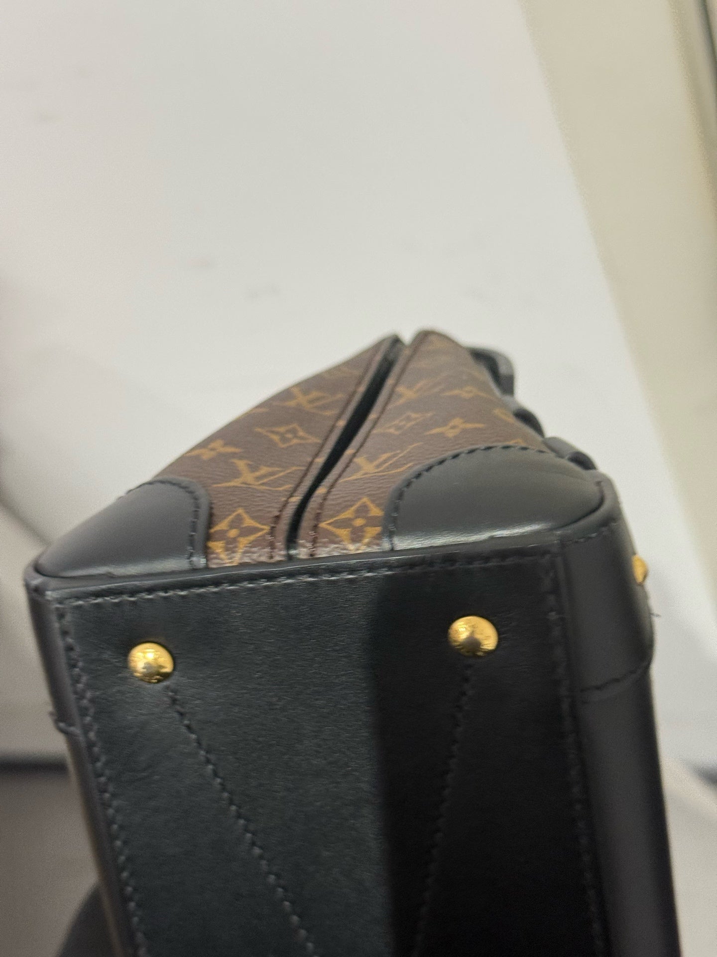 Louis Vuitton - Trianon PM Box Bag - Monogram coated canvas with black leather trim - Brown - (mini)