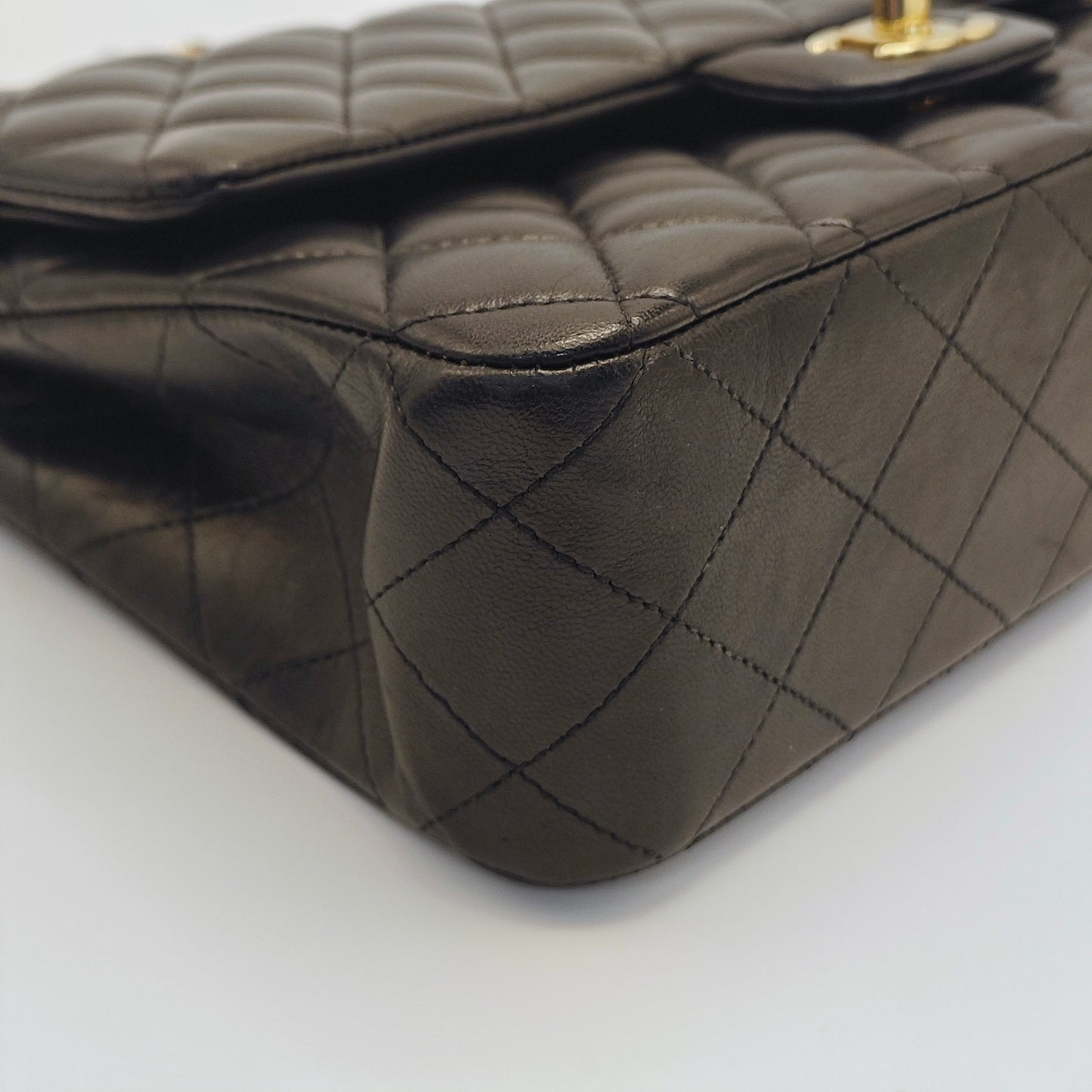 Chanel - Classic Flap Bag - Lambskin leather - Black with Gold-Tone Hardware - (Medium)