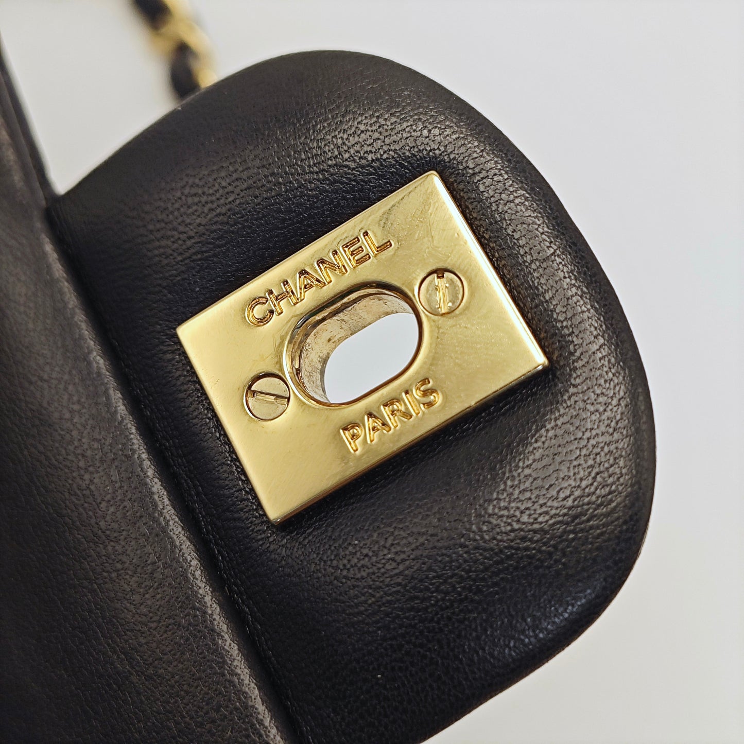 Chanel - Classic Flap Bag - Lambskin leather - Black with Gold-Tone Hardware - (Medium)