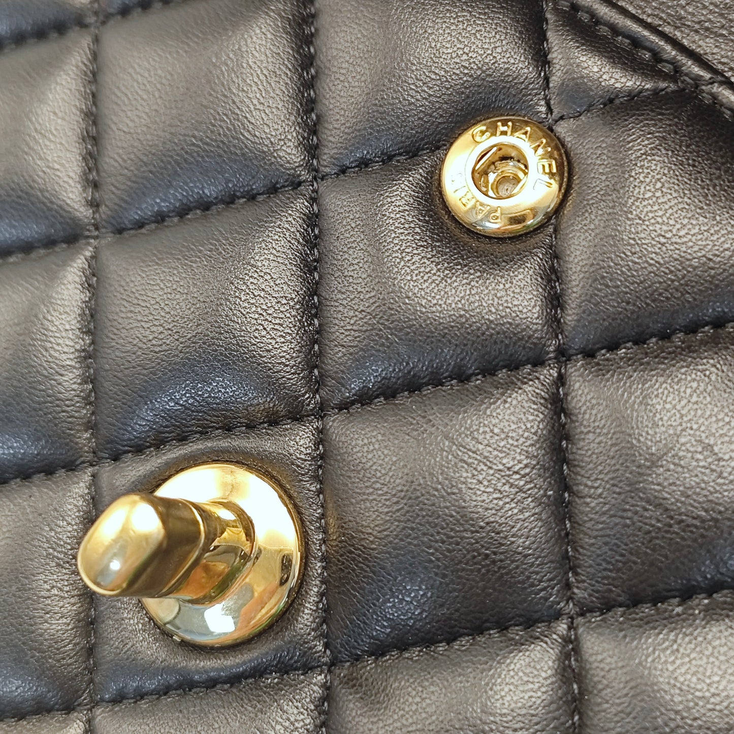 Chanel - Classic Flap Bag - Lambskin leather - Black with Gold-Tone Hardware - (Medium)