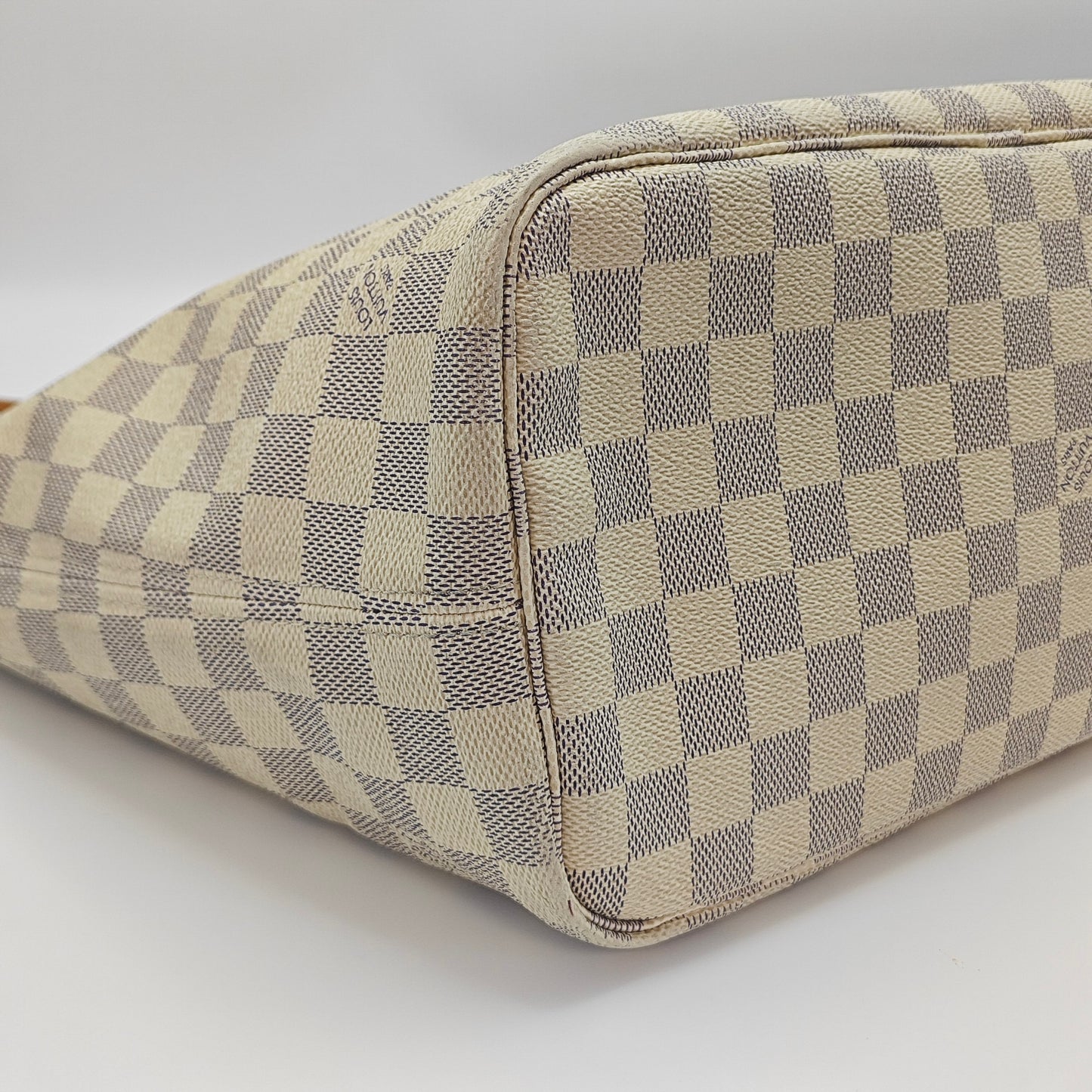 Louis Vuitton - Neverfull MM - Damier Azur coated canvas with Vachetta leather trim - White - (Medium)