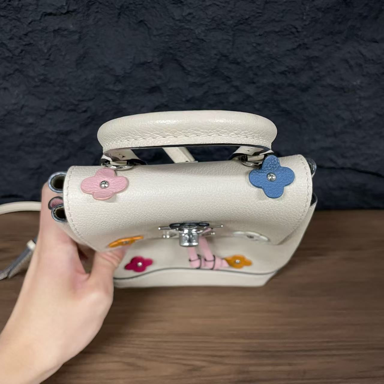 Louis Vuitton - Lockme Vertical Backpack - Grained calfskin leather - Beige with Multicolour accents - (Small)