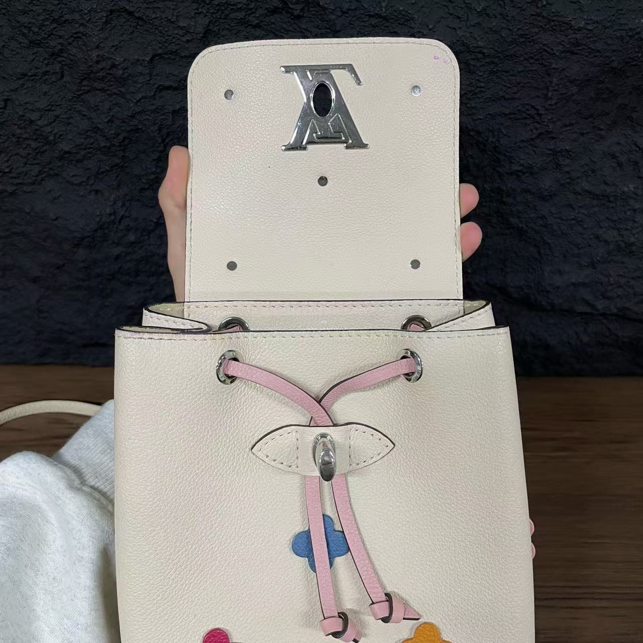 Louis Vuitton - Lockme Vertical Backpack - Grained calfskin leather - Beige with Multicolour accents - (Small)