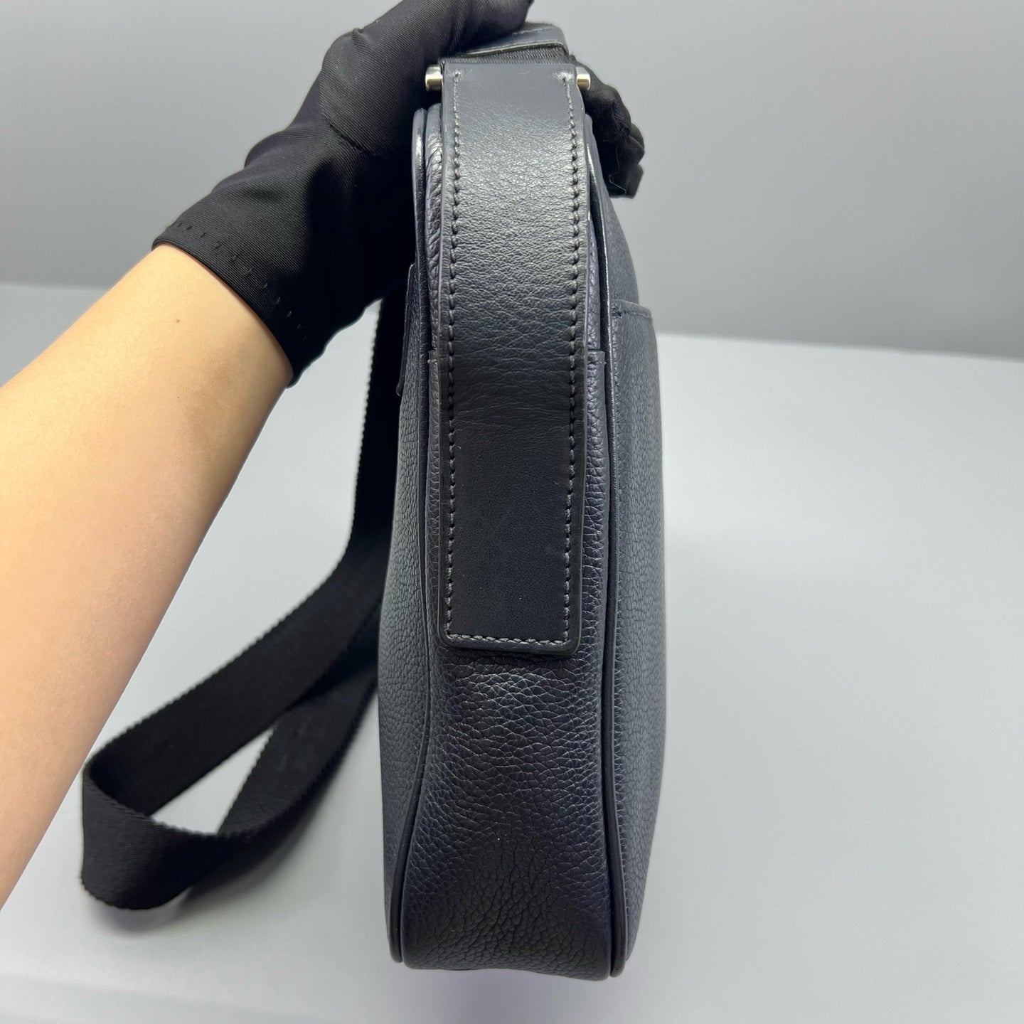 Prada - Crossbody Messenger Bag - Pebbled leather - Navy - (medium)