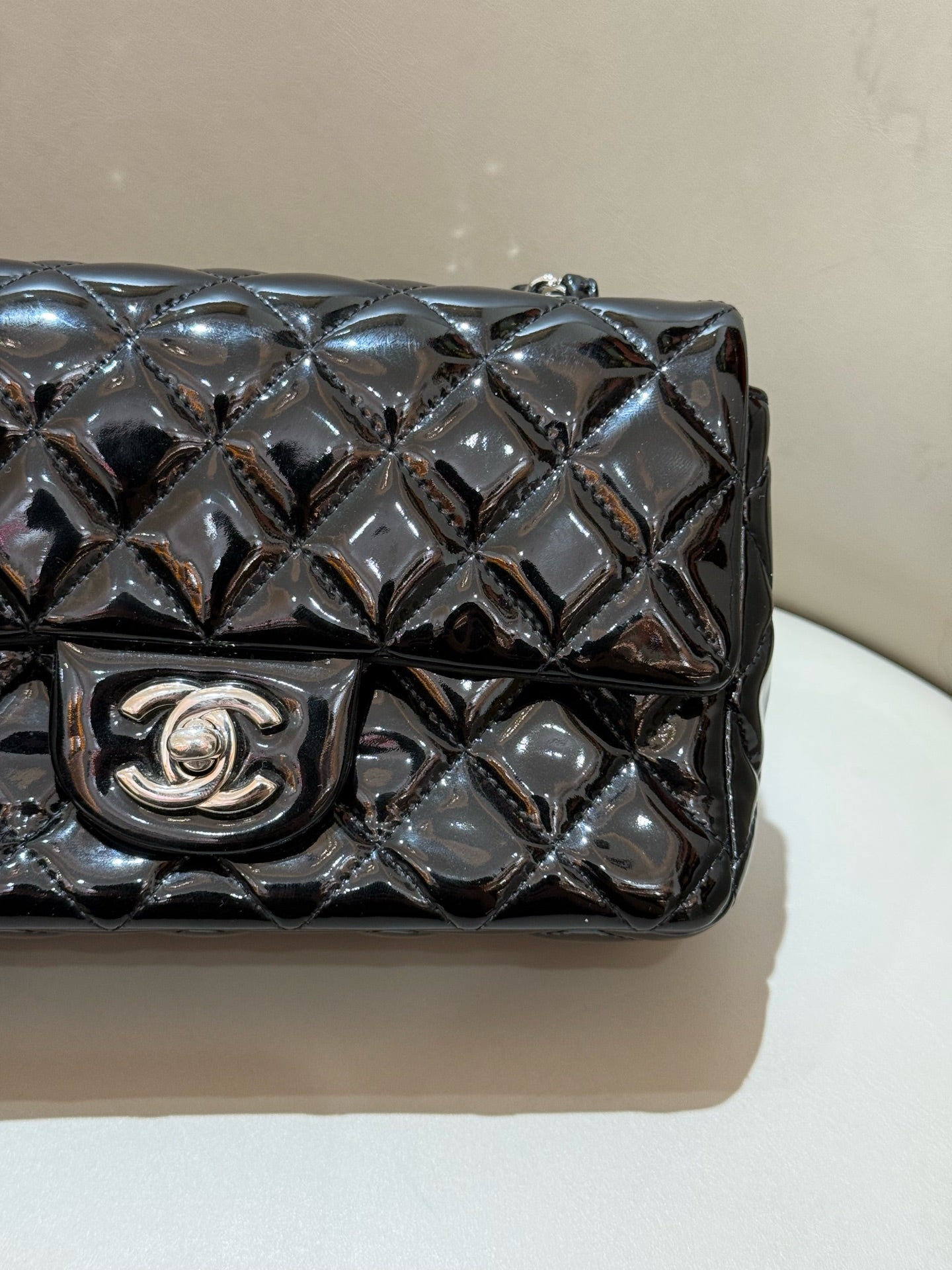 Chanel - Classic Flap Mini - Patent leather - Black - (mini)