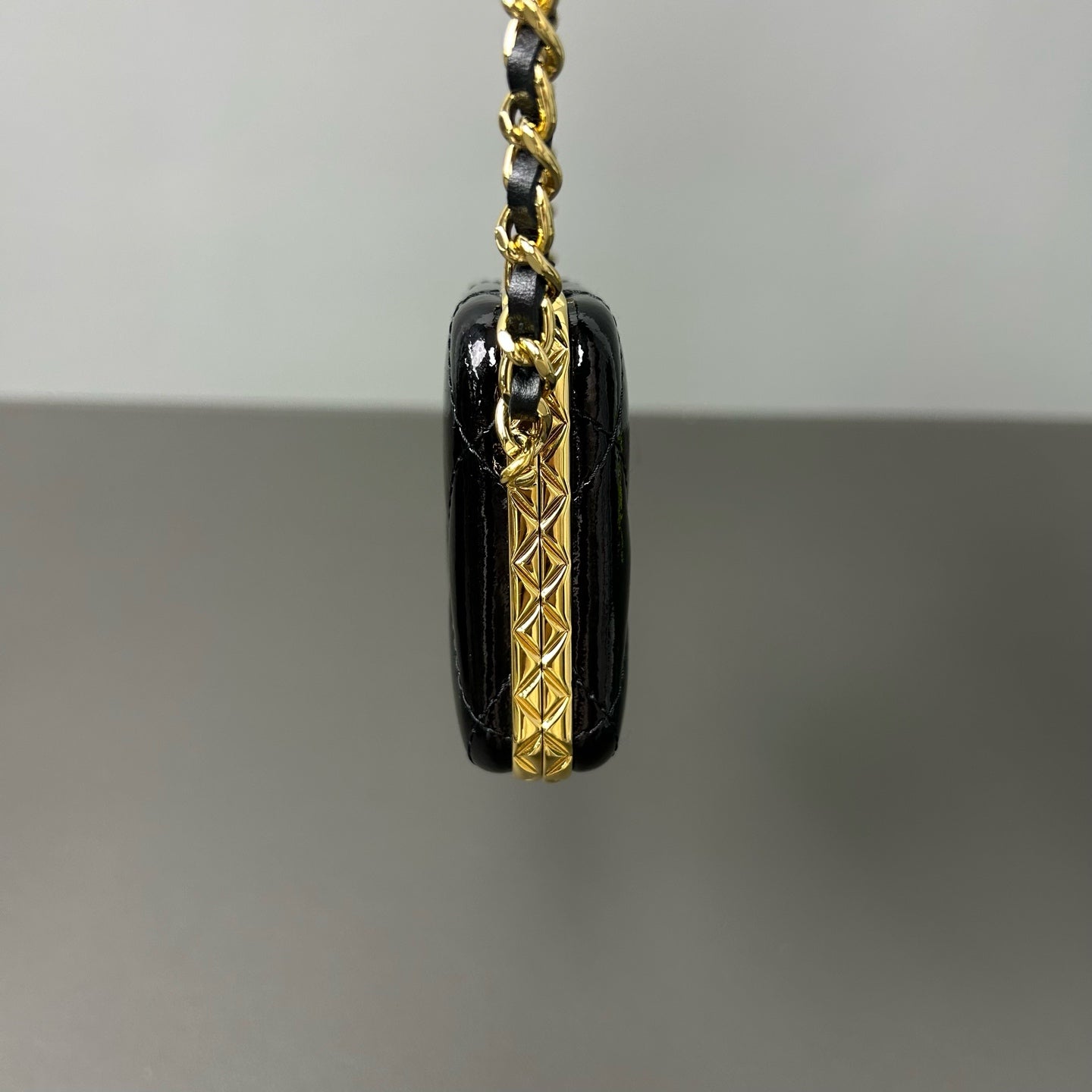 Chanel - Metiers d'Art Clasp Chain Card Holder Mini Bag - Patent leather - Black with gold-tone hardware - (mini)