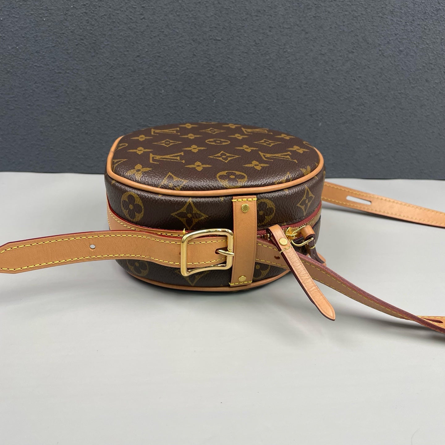 Louis Vuitton - Boîte Chapeau Souple PM - Monogram coated canvas with natural cowhide leather trim - Brown Monogram with natural Vachetta leather and red accents - (Mini)