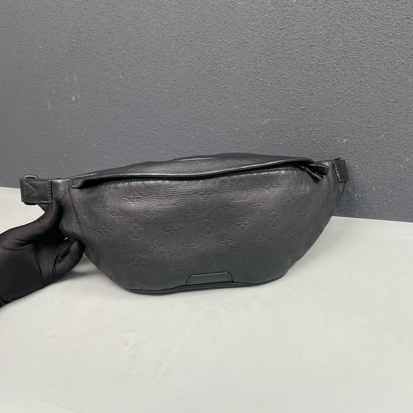 Louis Vuitton - Discovery Bumbag - Leather - Black - (medium)